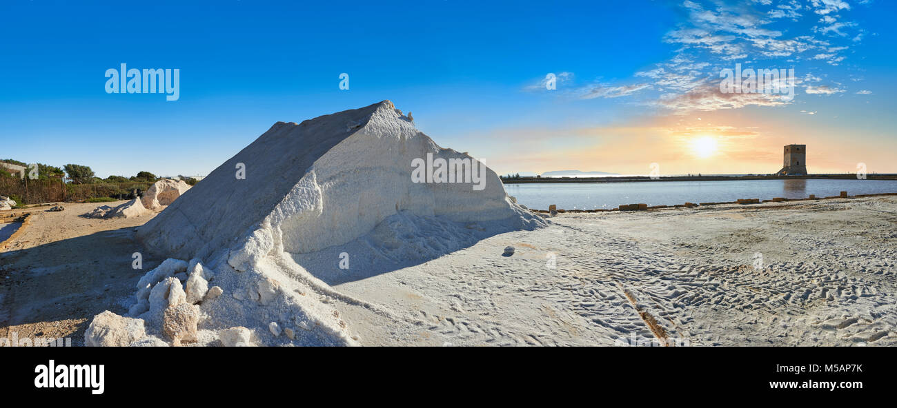 Salines de Trapani,sel marin traditionnel fonctionne,eau de mer traditionnelles salines,l'eau de mer dans les marais salants, la production de sel de mer Sel de mer historique,travaille,sceni Banque D'Images