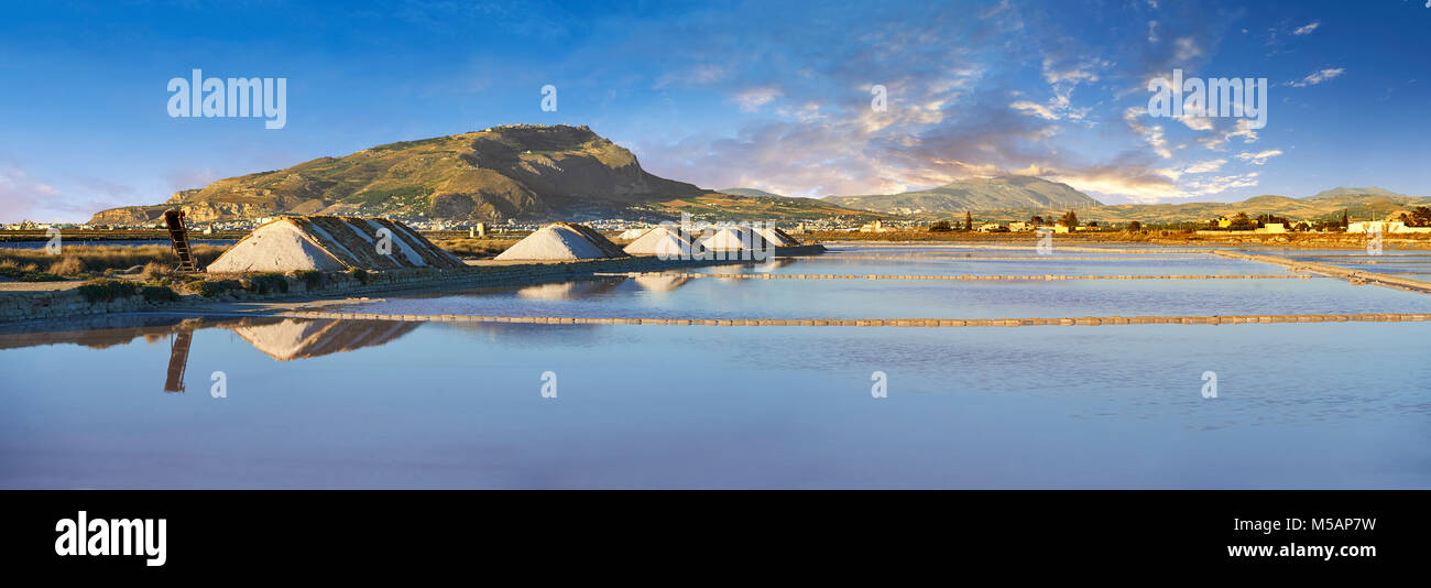 Photos et images de tas de sel de mer sur le bord des salines de l'Organisation mondiale de la réserve faunique de la Saline de Trapani et Paceco, Trapani Sicile site. Banque D'Images