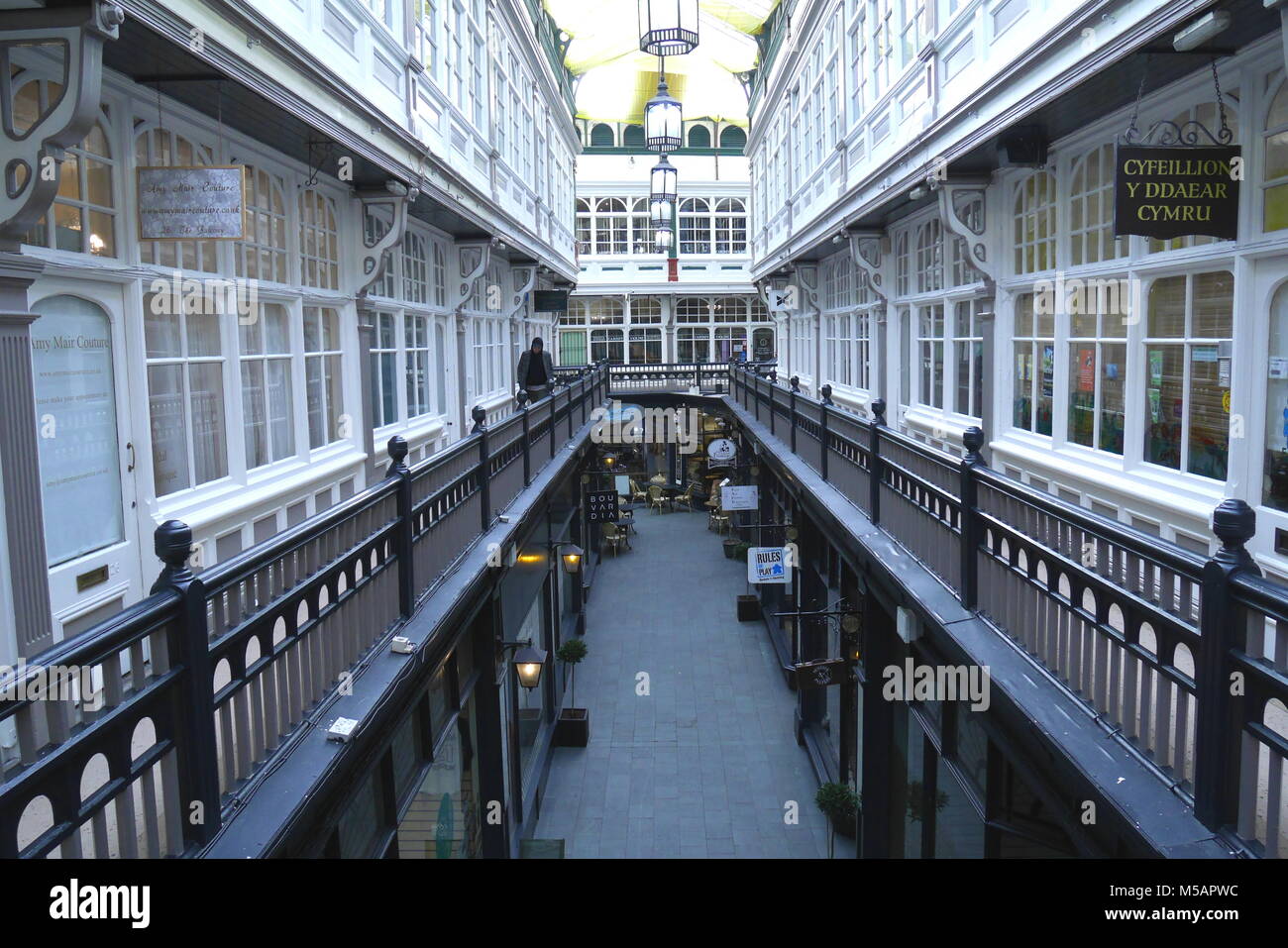 Le Château d''un balcon, d'arcade ou de la galerie, avec des petites boutiques, Cardiff, Pays de Galles, Royaume-Uni Banque D'Images