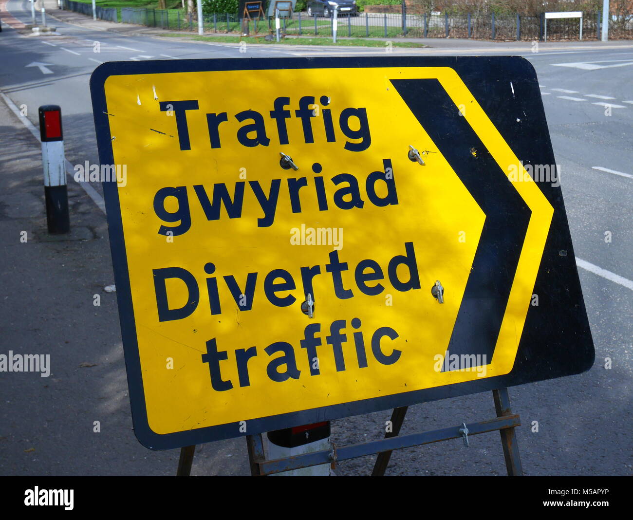 Bilingue, anglais et gallois, temoory panneau routier indiquant le trafic détourné le trafic, gwyriad, sur une route de Rhiwbina, Cardiff Banque D'Images