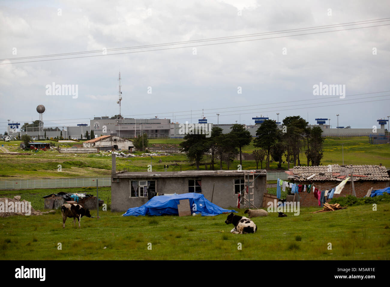 Une ferme maison vue en face de la prison de l'Altiplano près de Toluca, Mexique le dimanche, Juillet 12, 2015. Le célèbre chef du cartel Joaquin "El Chapo" Guzman s'est échappé de cette prison de haute sécurité la nuit d'avant, la deuxième fois qu'il a échappé à une prison mexicaine. Banque D'Images