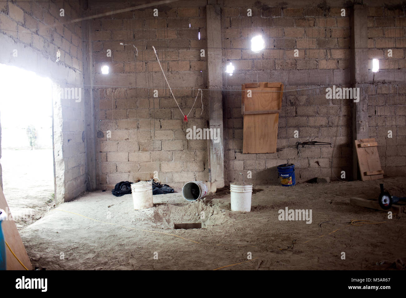 Un petit tunnel dans le plancher d'une maison de ferme qui a été utilisé par Joaquin "El Chapo" Guzman pour échapper à la prison de l'Altiplano près de Toluca, Mexique le dimanche 12 juillet 2015. Le célèbre chef du cartel Joaquin "El Chapo" Guzman s'est échappé de cette prison de haute sécurité la nuit d'avant à travers un tunnel. C'est la deuxième fois qu'il a échappé à une prison mexicaine. Banque D'Images