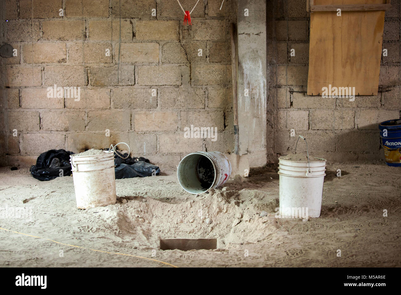 Un petit tunnel dans le plancher d'une maison de ferme qui a été utilisé par Joaquin "El Chapo" Guzman pour échapper à la prison de l'Altiplano près de Toluca, Mexique le dimanche 12 juillet 2015. Le célèbre chef du cartel Joaquin "El Chapo" Guzman s'est échappé de cette prison de haute sécurité la nuit d'avant à travers un tunnel. C'est la deuxième fois qu'il a échappé à une prison mexicaine. Banque D'Images