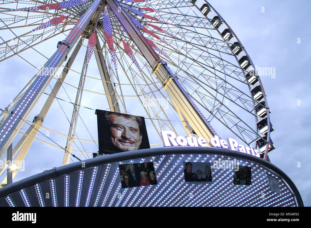 Paris, France - 9 décembre 2017 : Le célèbre chanteur de rock and roll Johnny Hallyday (Jean-Philippe Léo Smet 15 juin 1943 - 6 décembre 2017) mémorial. Banque D'Images