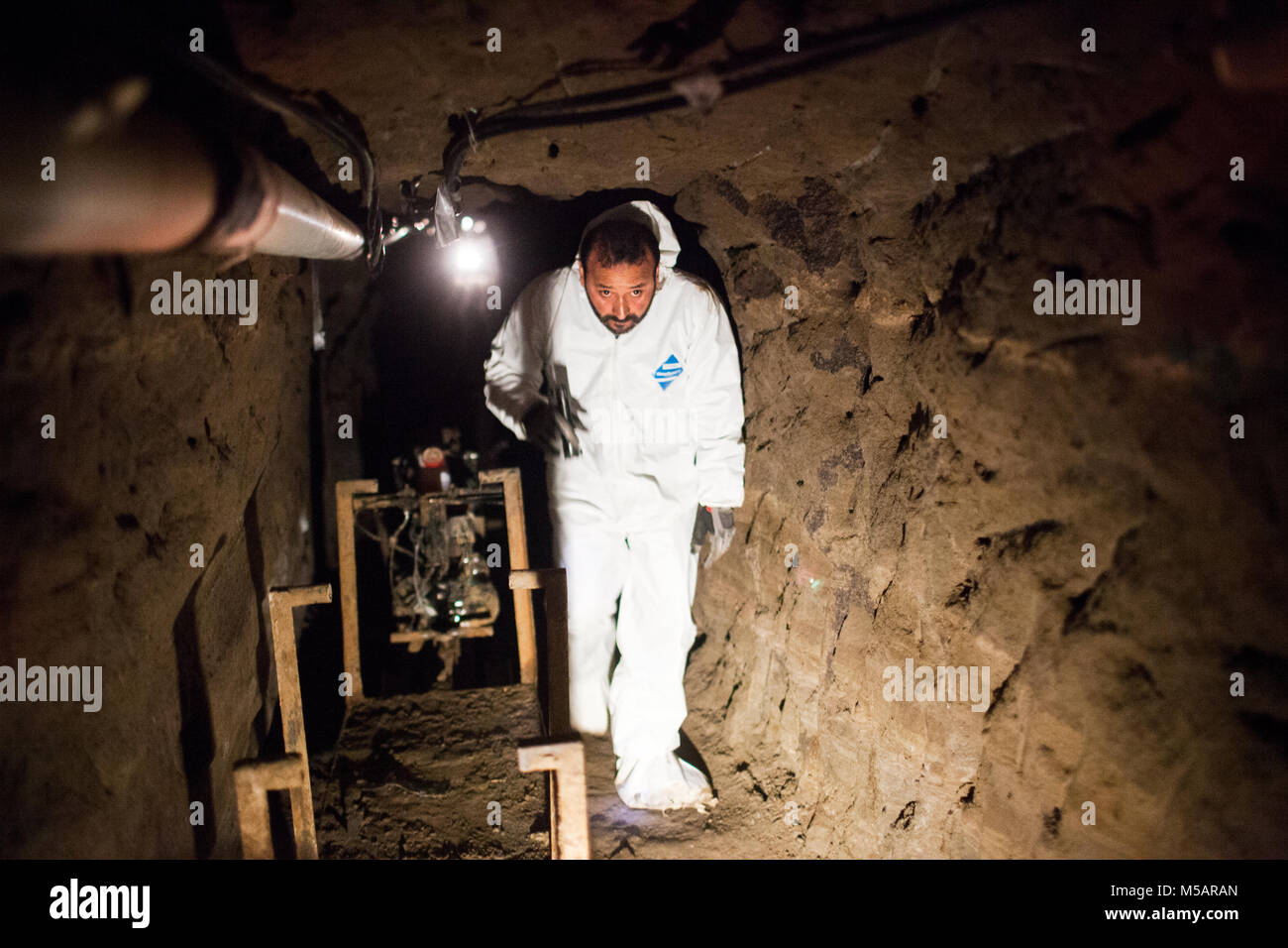 Un enquêteur dans le tunnel ferme utilisée par Joaquin "El Chapo" Guzman pour échapper à la prison de l'Altiplano près de Toluca, Mexique le mercredi 15 juillet 2015. Le célèbre chef du cartel Joaquin "El Chapo" Guzman s'est échappé de la prison à sécurité maximum il y a quatre jours, à travers un tunnel. C'est la deuxième fois qu'il a échappé à une prison mexicaine. Banque D'Images