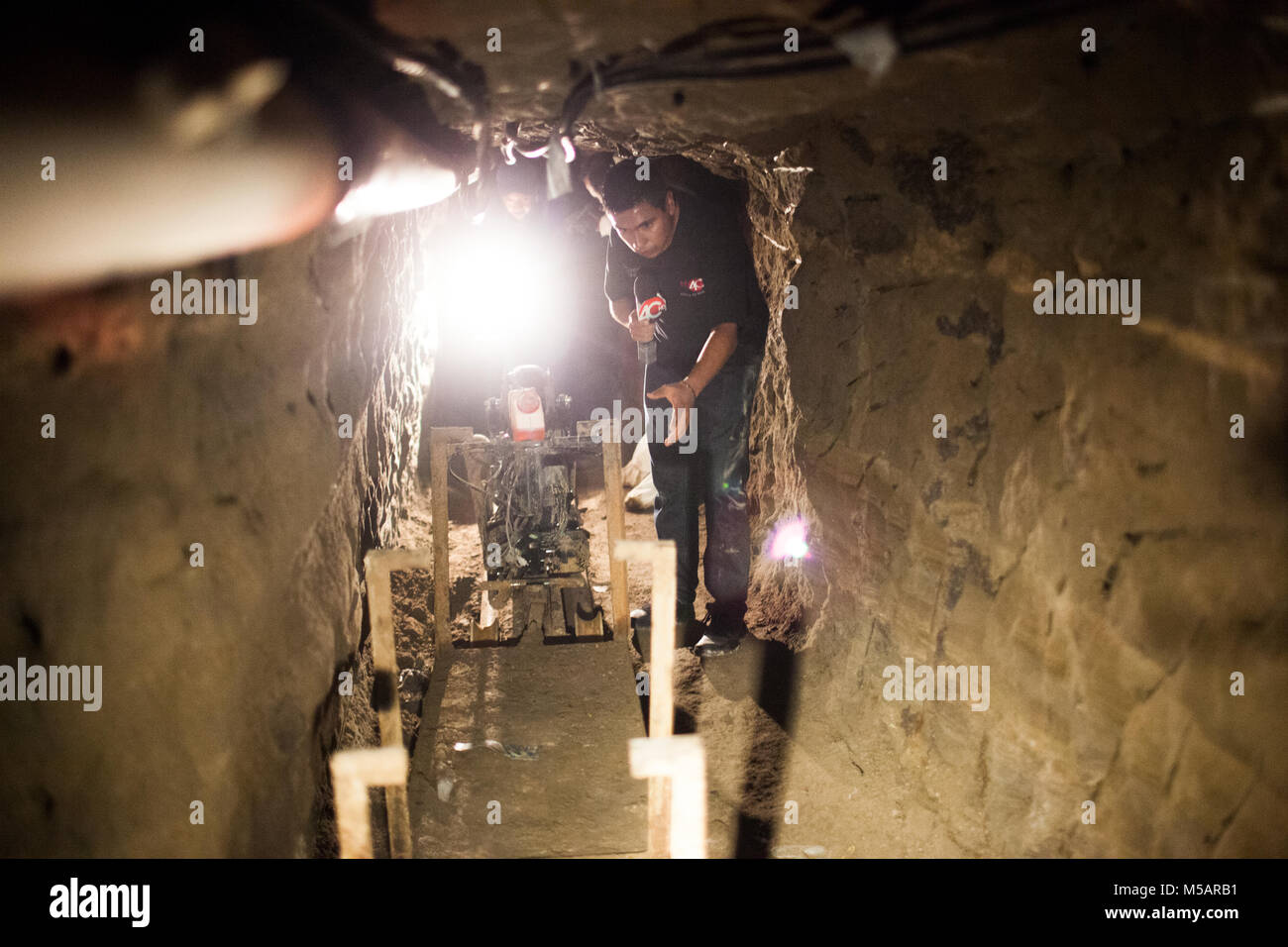 Un journaliste dans le tunnel ferme utilisée par Joaquin "El Chapo" Guzman pour échapper à la prison de l'Altiplano près de Toluca, Mexique le mercredi 15 juillet 2015. Le célèbre chef du cartel Joaquin "El Chapo" Guzman s'est échappé de la prison à sécurité maximum il y a quatre jours, à travers un tunnel. C'est la deuxième fois qu'il a échappé à une prison mexicaine. Banque D'Images