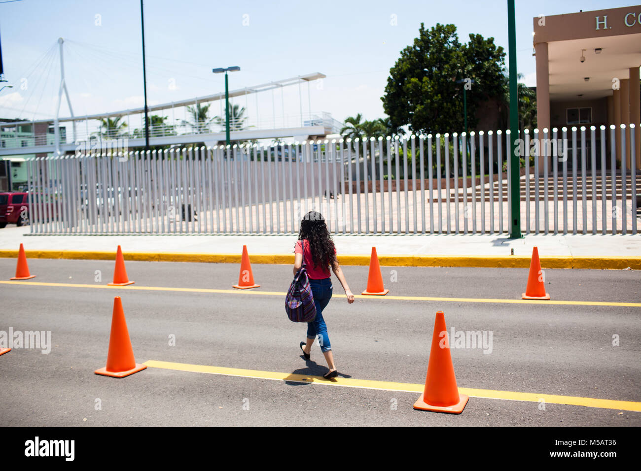 Une dame quitte le congrès de l'État de Sinaloa en Culiac‡n, Sinaloa, Mexique le Jeudi, Juillet 16, 2015. Le Sinaloa est l'état Mexicain où le célèbre chef du cartel de la drogue Joaquín'n 'El Chapo Guzmán"‡n est de. Guzmán‡n récemment échappé d'une prison mexicaine à sécurité maximale pour la deuxième fois. Banque D'Images