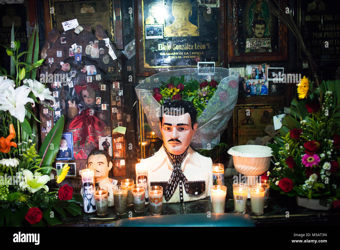 Une statue et sanctuaire de Jesoes Culiac Malverde dans‡n, Sinaloa, Mexique le Jeudi, Juillet 16, 2015. Bien que Jesoes Malverde n'est pas reconnu par toute église comme un saint, il a rassemblé une suite au Mexique. Connu comme un bandit de style Robin des Bois, il est devenu un saint pour de nombreuses personnes, y compris les criminels narco au Mexique. Le Sinaloa est aussi est l'état Mexicain où le célèbre chef du cartel de la drogue Joaquín'n 'El Chapo Guzmán"‡n est de. Guzmán‡n récemment échappé d'une prison mexicaine à sécurité maximale pour la deuxième fois. Banque D'Images