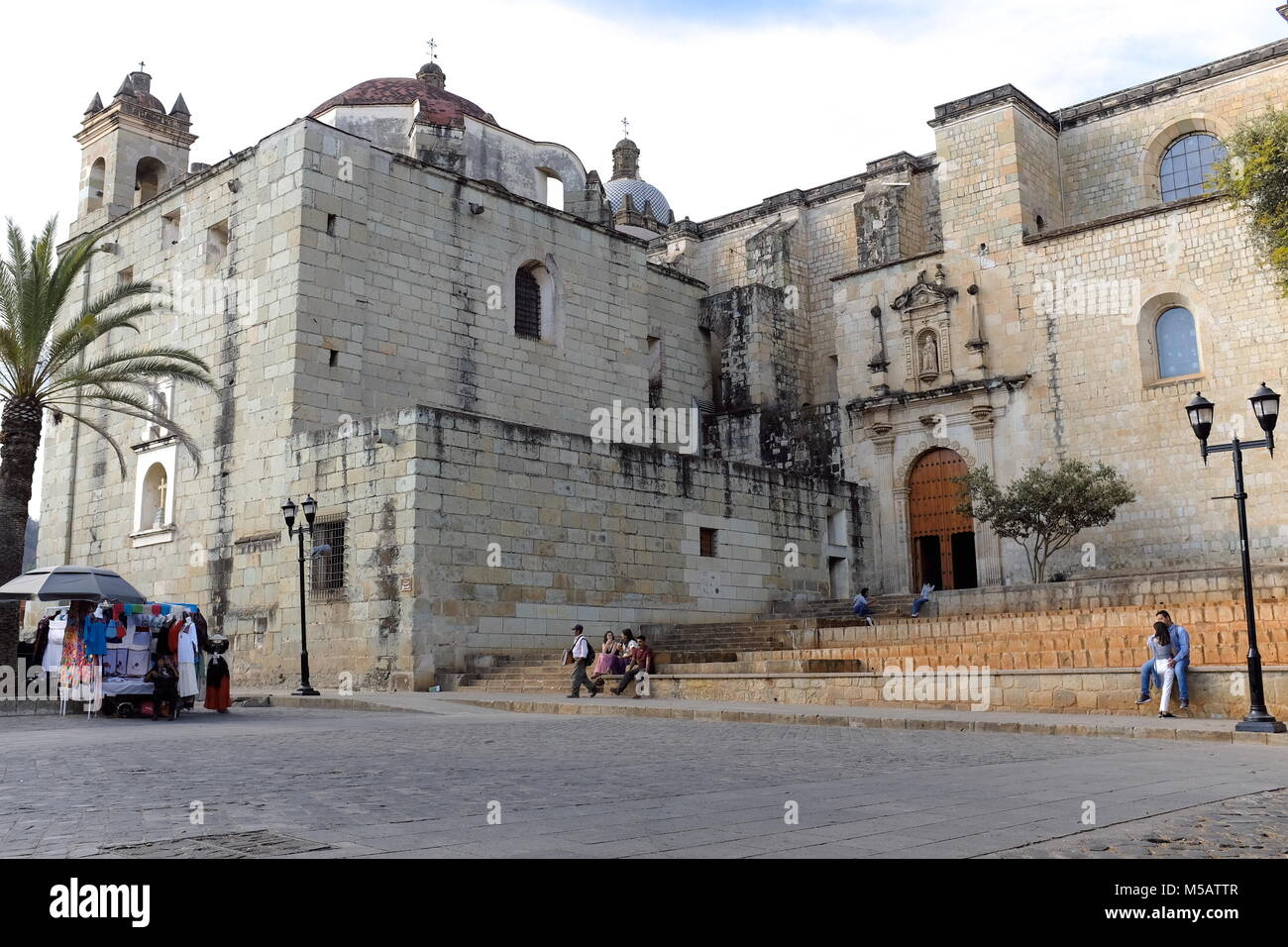 Les gens passent le début de soirée à l'extérieur de l'emblématique Cathédrale de Notre Dame de l'Assomption à Oaxaca. Banque D'Images