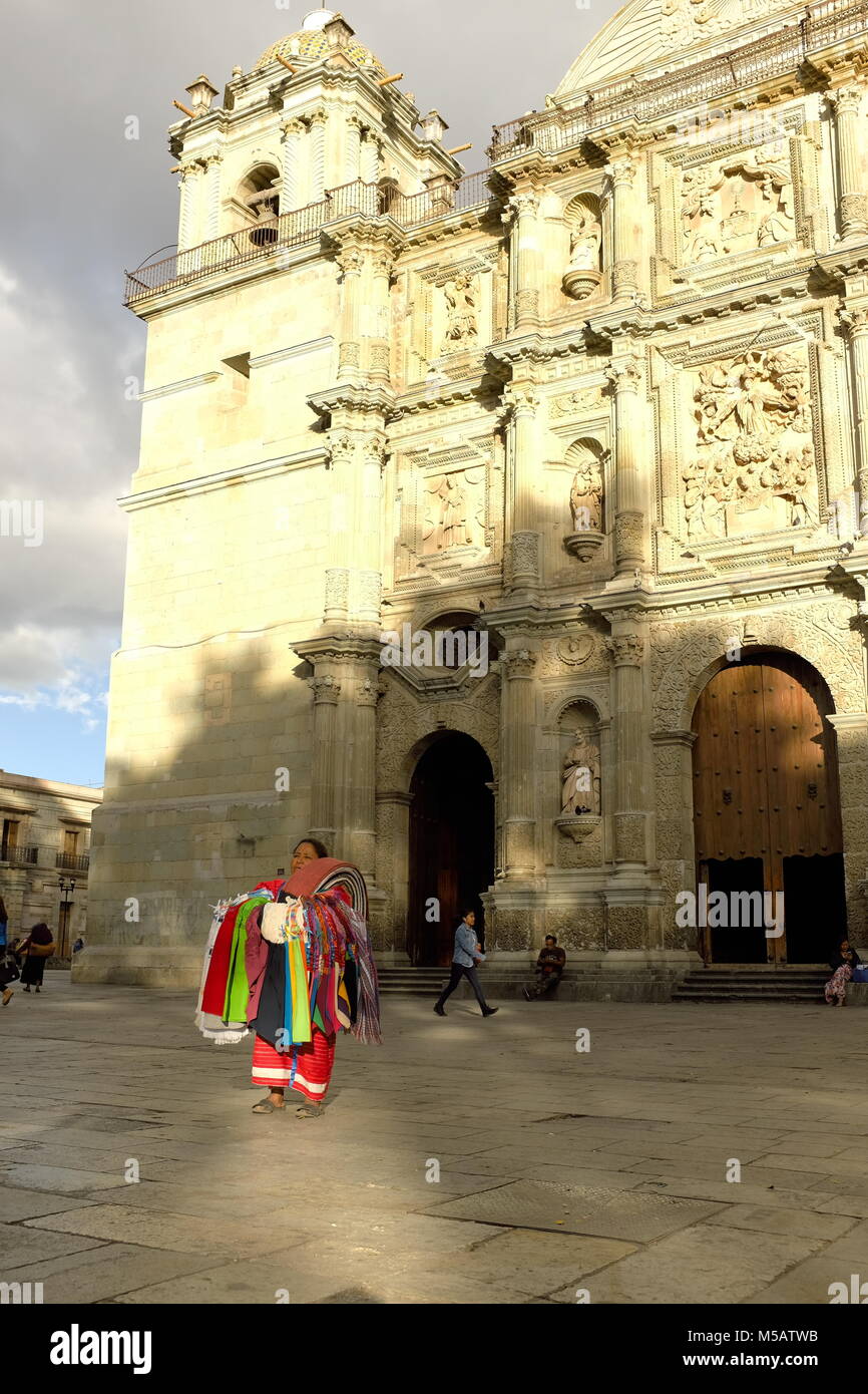 Le soleil se couche majestueusement sur une femme debout en face de l'stoïquement Cathedrral de Notre-Dame de l'Assomption à Oaxaca, au Mexique. Banque D'Images