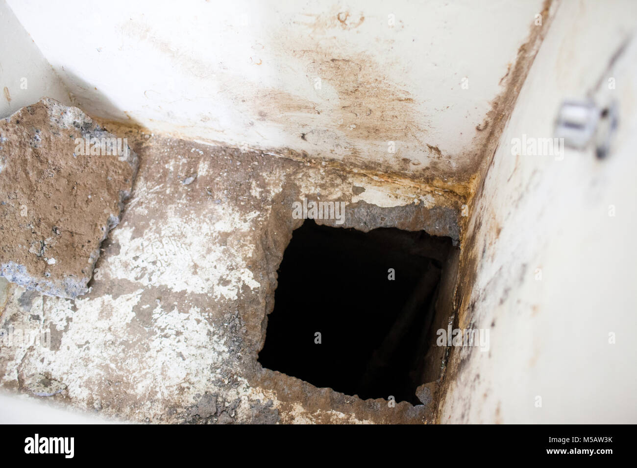 Le trou de Joaquin "El Chapo" Guzman's cell, qu'il a utilisées pour échapper à la prison de l'Altiplano, près de Toluca, Mexique le mercredi, Juillet 15, 2015. Le célèbre chef du cartel Joaquin "El Chapo" Guzman s'est échappé de la prison à sécurité maximum il y a quatre jours, à travers un tunnel. C'est la deuxième fois qu'il a échappé à une prison mexicaine. Banque D'Images