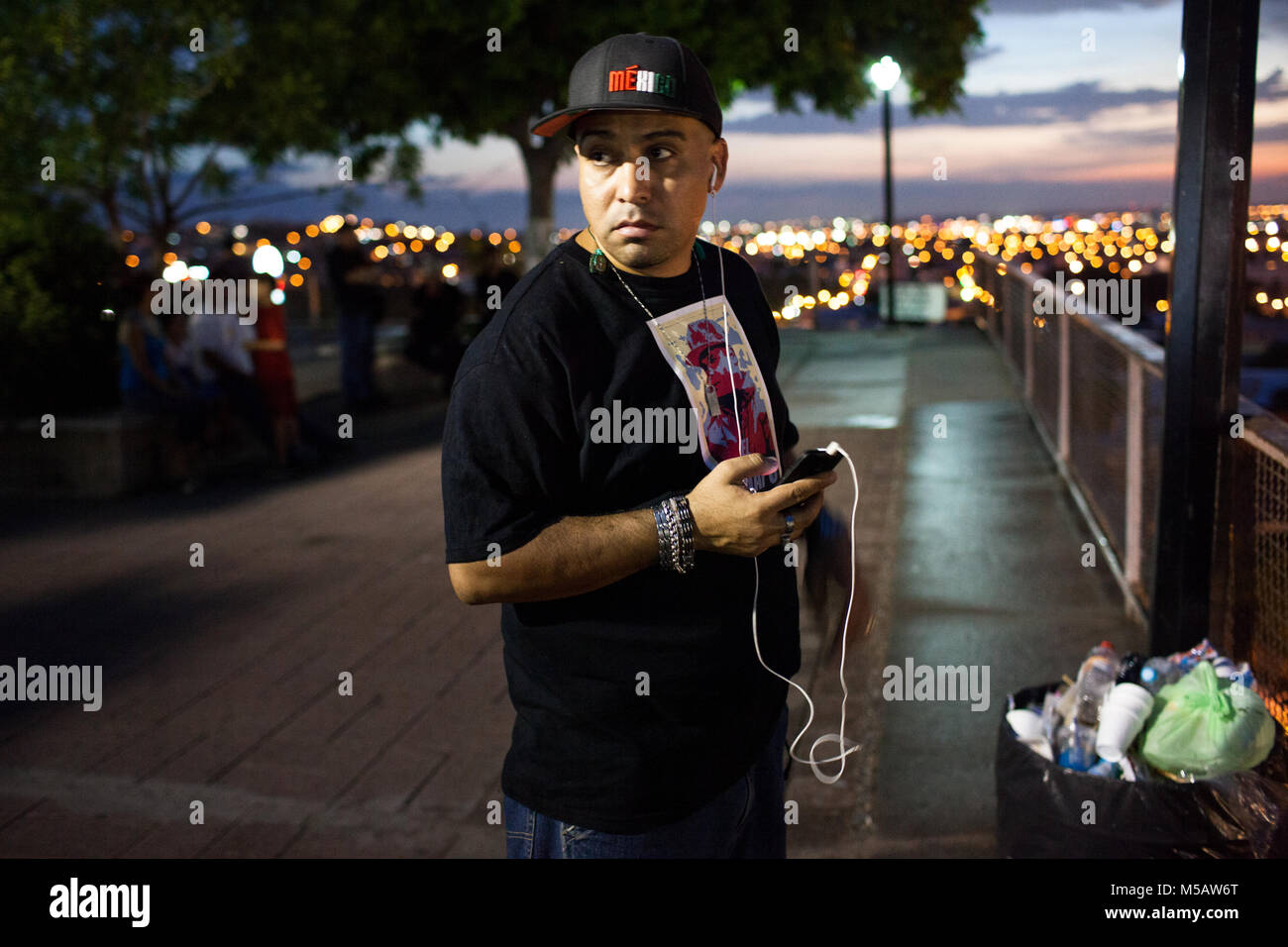 Un homme attend une pro Joaquín'n 'El Chapo Guzmán"‡‡Culiac en protestation n n, Sinaloa, Mexique le Jeudi, Juillet 16, 2015. Le Sinaloa est l'état Mexicain où le célèbre chef du cartel de la drogue Joaquín'n 'El Chapo Guzmán"‡n est de. Guzmán‡n récemment échappé d'une prison mexicaine à sécurité maximale pour la deuxième fois. Banque D'Images