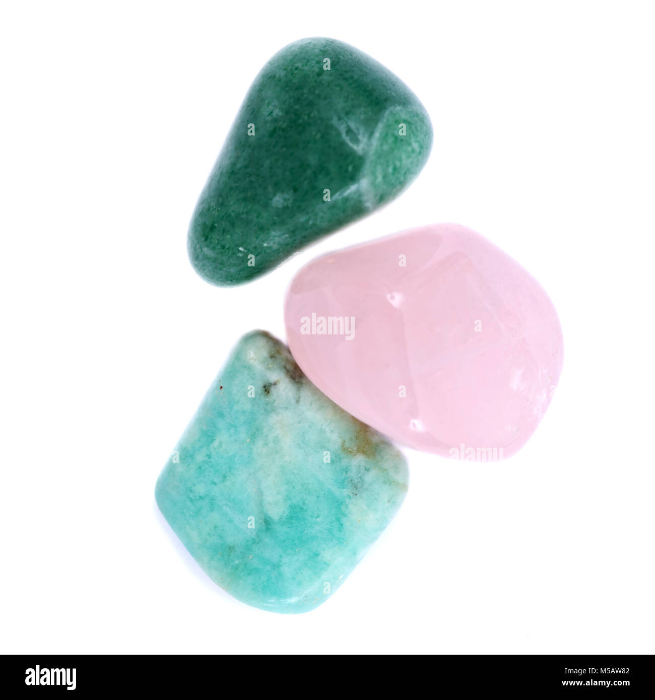 Chakra du coeur cristal de guérison ont dégringolé, isolé sur fond blanc Banque D'Images