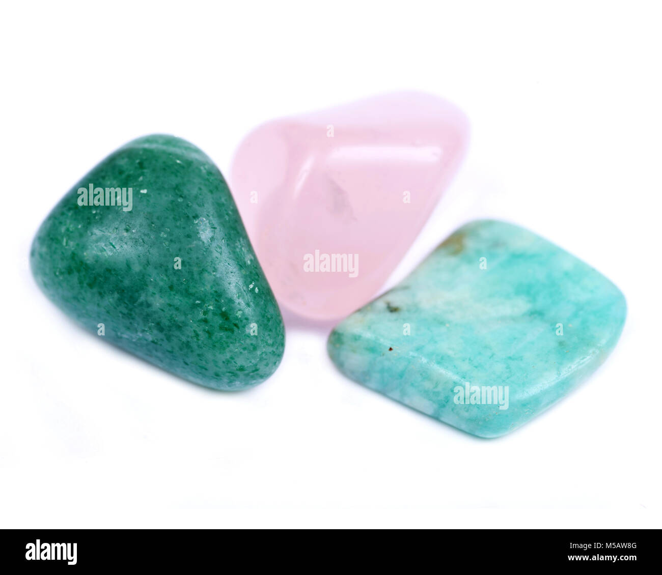 Chakra du coeur cristal de guérison ont dégringolé, isolé sur fond blanc Banque D'Images