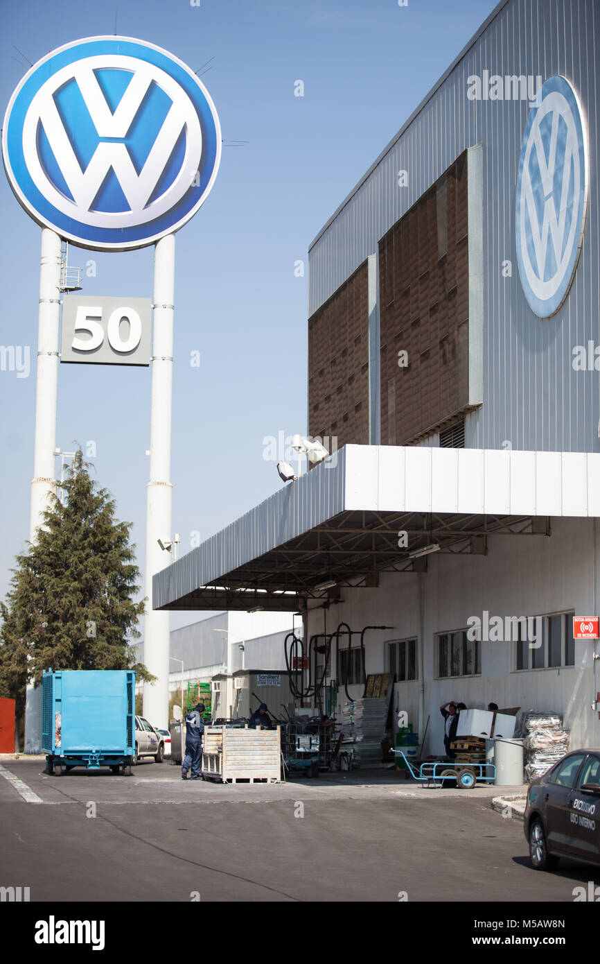 L'entrée de l'usine Volkswagen à Puebla, Mexique le mercredi, Janvier 21, 2015. C'est l'une des plus grandes usines de fabrication de Volkswagen en Amérique du Nord et elle produit une variété de voitures Volkswagen. Les voitures sont expédiés dans le monde entier. Banque D'Images