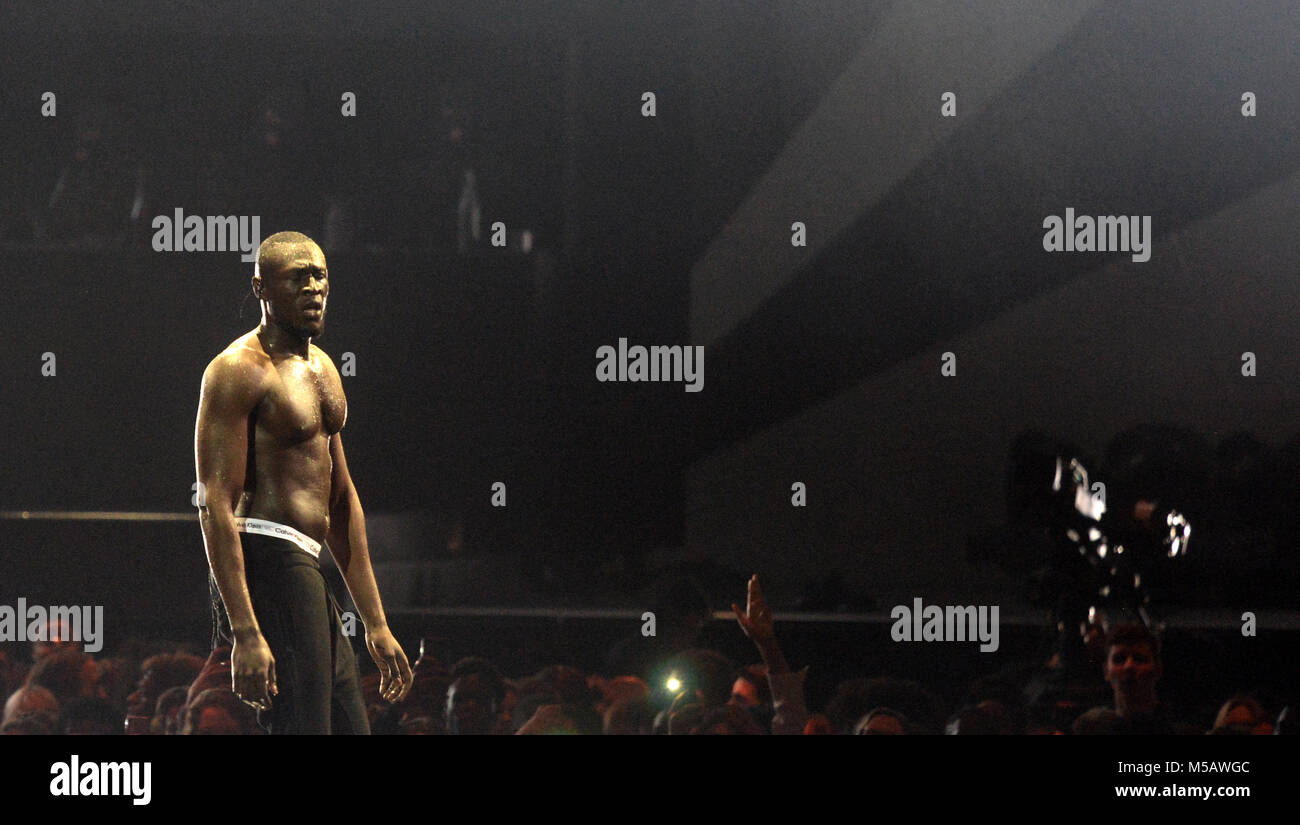 Stormzy se produit sur scène lors du BRIT Awards 2018, qui s'est tenu à l'O2 Arena de Londres. Banque D'Images