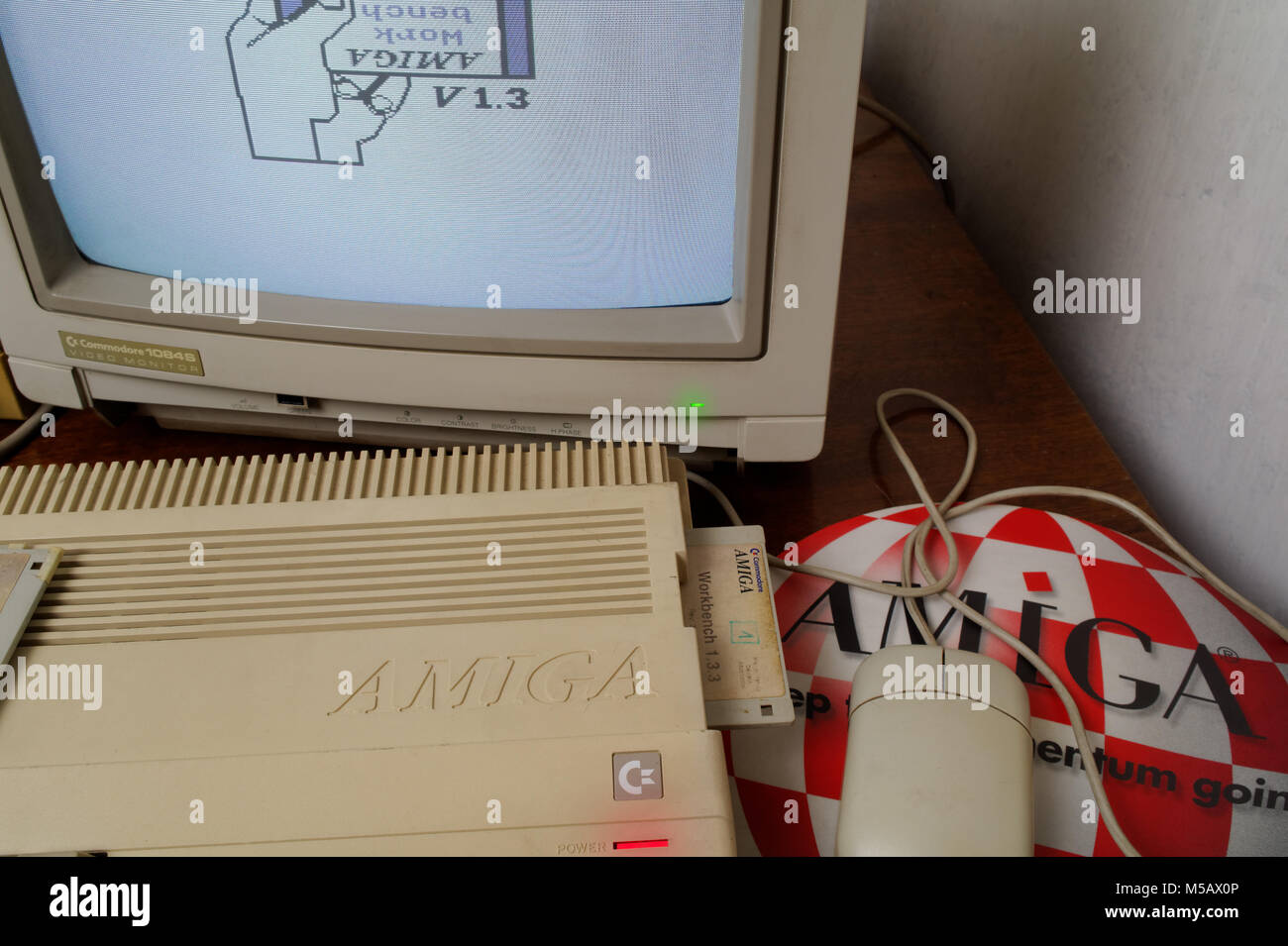 Amiga 500, souris, tapis de souris et moniteur Commodore 1084S Banque D'Images