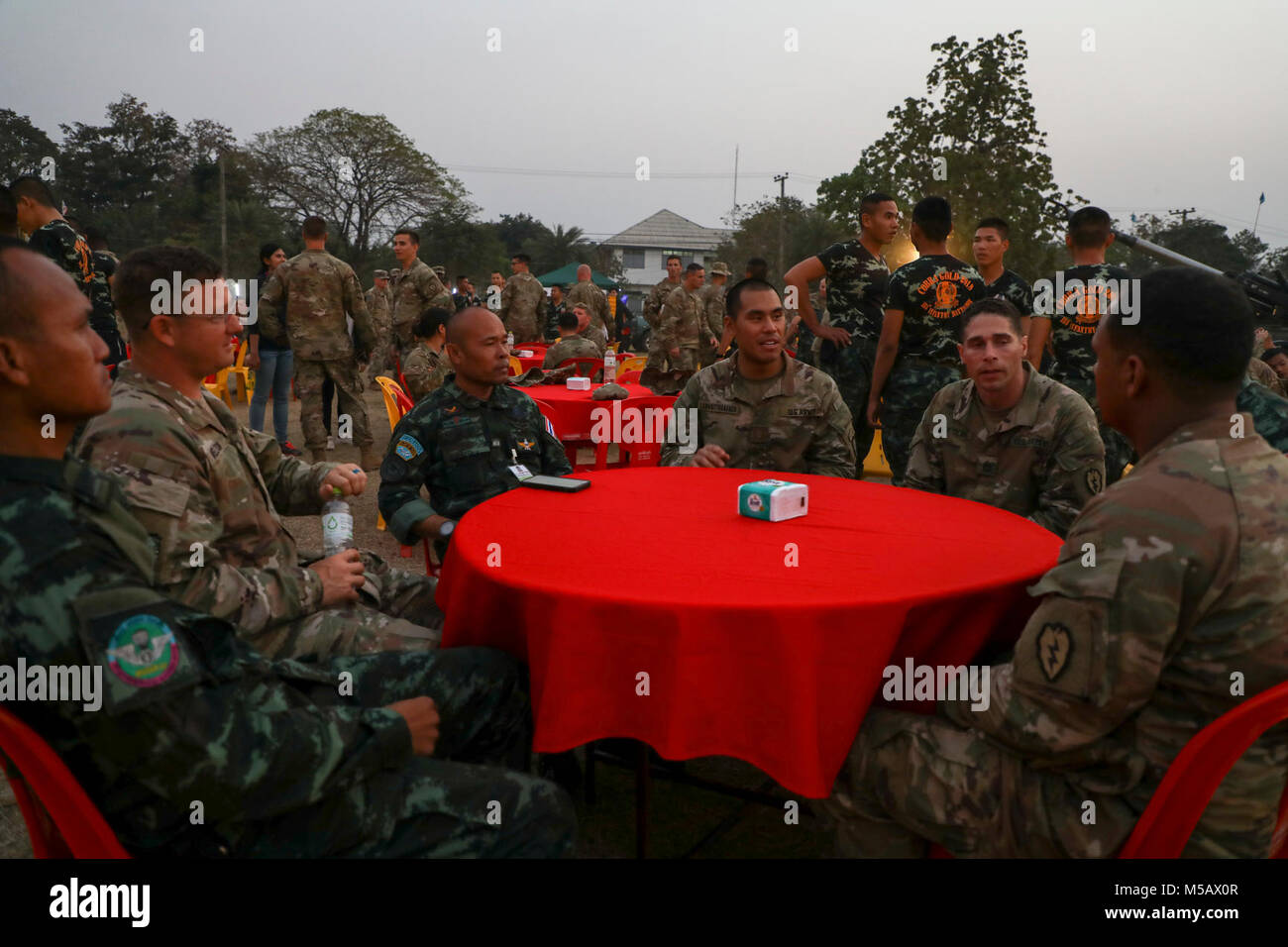 Les soldats du 1er Bataillon, 21e Régiment d'infanterie, 2e Brigade Combat Team, 25e Division d'infanterie et leurs homologues des Forces armées royale thaïlandaise à partir de la 133e Bataillon d'infanterie, 23e Régiment d'infanterie, parler de leurs expériences, les différences et similitudes lors d'un brise-glace dans le cadre du lancement de l'exercice or Cobra 18 sur le camp de l'amitié, le Korat, le 10 février 2018. Les soldats portent des uniformes à travers la jungle expérimentale durée de l'exercice. Gold Cobra 18 offre un lieu pour les États-Unis , pays alliés et partenaires afin de faire progresser l'interopérabilité et l'ONU Banque D'Images