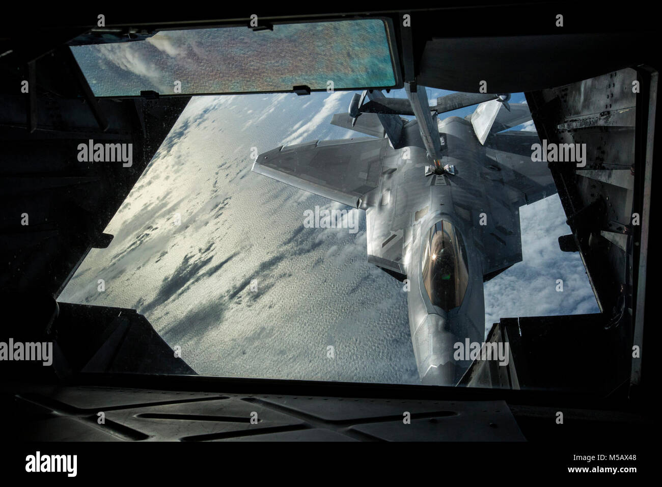 L'U.S Air Force F-22 Raptor avec la 1ère Escadre de chasse, Joint Base Langley-Eustis, Va., est ravitaillé par un KC-10 Extender avec le 78e Escadron de ravitaillement en vol, 514e Escadre de la mobilité aérienne, sur l'océan Atlantique, le 14 février 2018. Le 514e de l'air est un Air Force Reserve Command commande situé à Joint Base McGuire-Dix-Lakehurst, New Jersey. (U.S. Air Force Banque D'Images