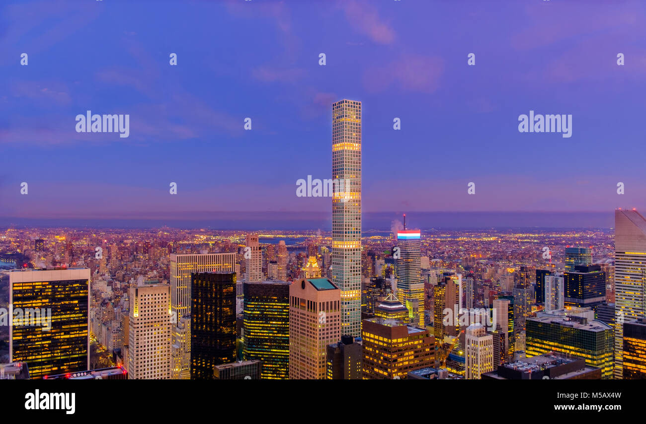 Vue de Manhattan au coucher du soleil d'un gratte-ciel, New York City, États-Unis, janvier 2018 Banque D'Images