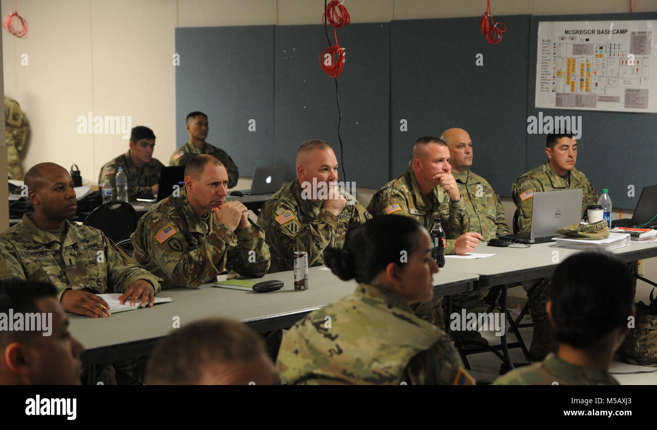 Le colonel Nick Ducich, centre, commandant de la Garde côtière canadienne Cal 79e Infantry Brigade Combat Team, est informé par son personnel au camp McGregor, Nouveau Mexique, le 31 janvier au cours d'un exercice de répétition de mission (MRX) en vue d'un déploiement au Kosovo. Banque D'Images