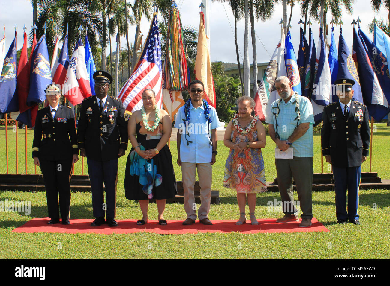 Le 8e Commandement de soutien du théâtre a célébré le service de 4 les pourvoyeurs de service pendant la célébration de la cérémonie de la retraite le 9 février à Fort Shafter, du cercle historique de Palm. Les soldats honorés, a pris sa retraite après avoir servi un total de 105 ans de service à notre nation. L'honneur lors de la cérémonie étaient le Sgt. Le major Ernest Whitesides, sergent-major des opérations de soutien pour la 8ème TSC ; Maîtrise Le Sgt. Jimmy Floyd, sergent des opérations de passation des opérations de soutien pour la 8ème TSC ; Maîtrise Le Sgt. Hector Ortiz Del Valle, sergent-major de la direction intérimaire et de gestion financière pour la 175e Financial Manager Banque D'Images