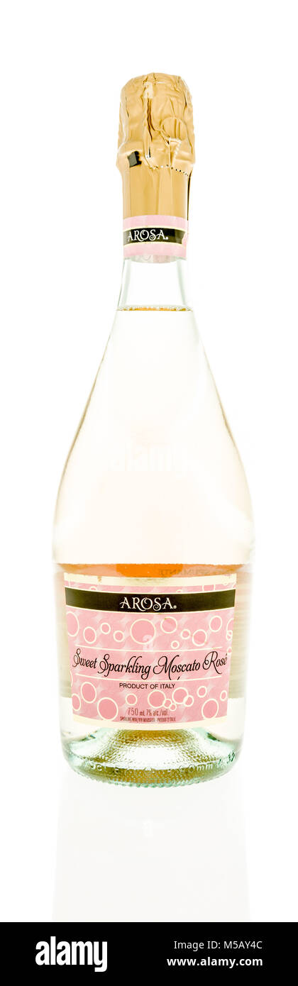 Winneconne, WI - 19 novembre 2017 : une bouteille de mousseux doux Arosa moscato champagne rose sur un fond isolé. Banque D'Images