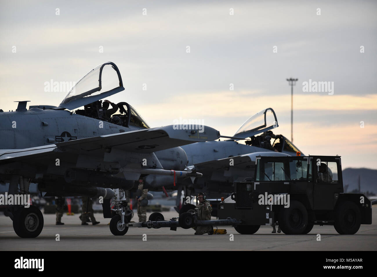 Les aviateurs américains deux direct A-10C au cours de l'IIs Thunderbolt Bushwhacker 18-02 Cactus Flag à la base aérienne Davis-Monthan Air Force Base, en Arizona, le 13 février 2018. Drapeau Cactus est conçu pour assurer la base aérienne Davis-Monthan AFB est prêt à livrer des aéronefs d'attaque n'importe où dans le monde. (U.S. Air Force Banque D'Images