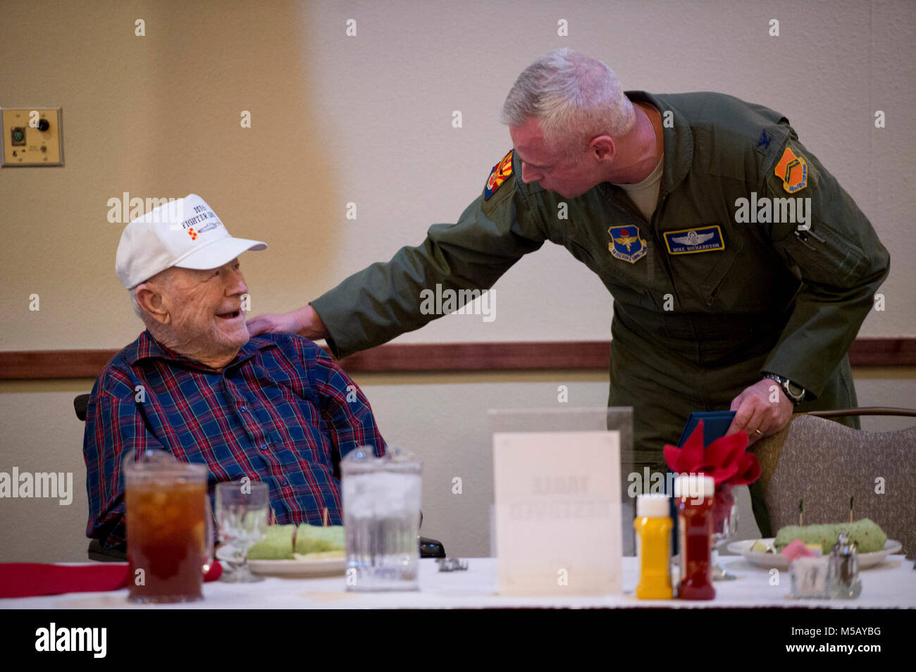 Brick à la retraite. Le général Chuck Yeager reçoit des mots de remerciement du colonel Michael Richardson, 56e Escadre de chasse vice commandant, au cours d'un déjeuner à Luke Air Force Base, en Arizona, le 13 février 2018. Yeager a été présenté une lettre de Richardson avec une Banque D'Images