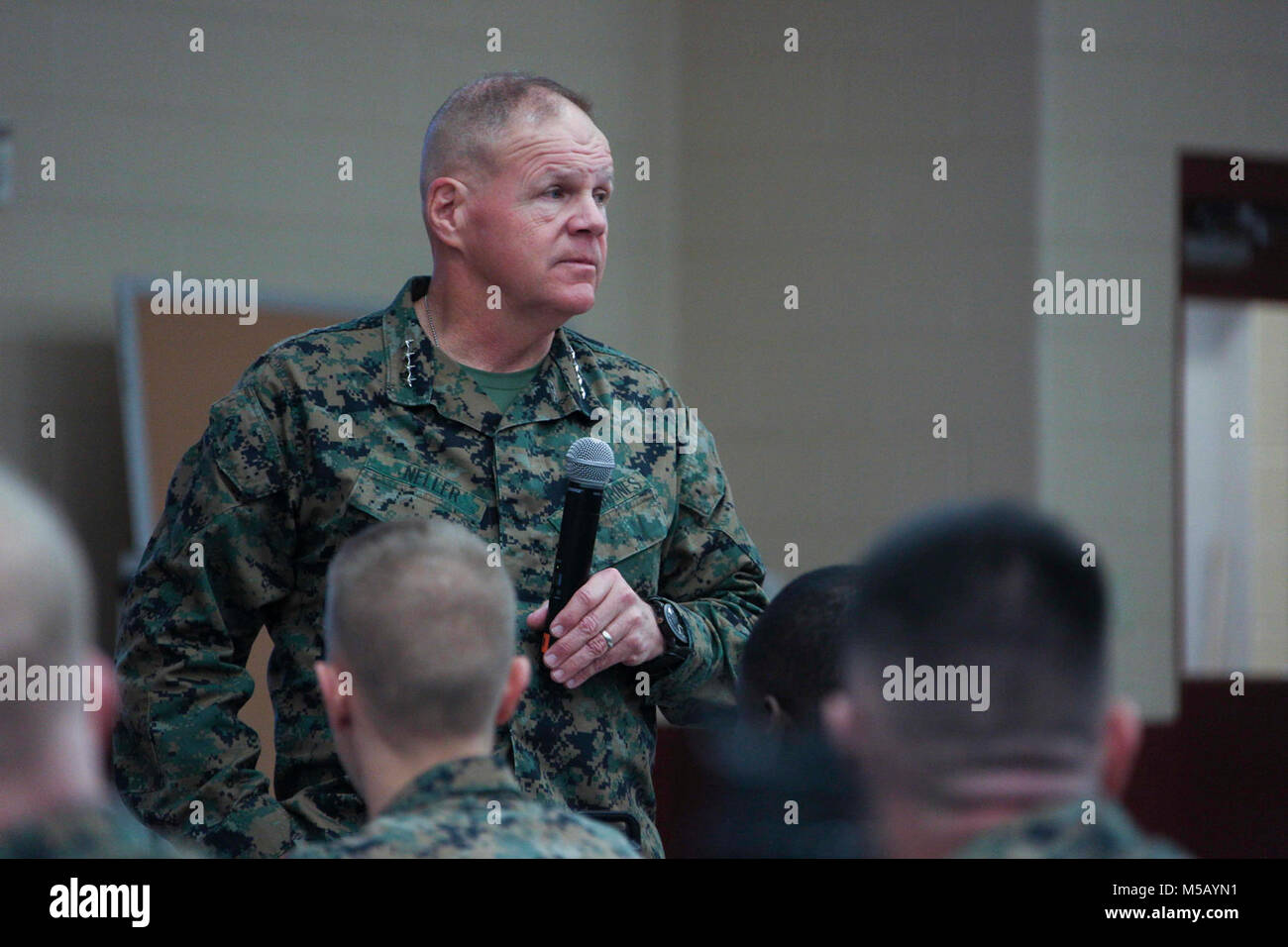 Commandant de la Marine Corps le général Robert B. Neller parle d'officiers de marine au cours d'une visite à l'école de base, Quantico, en Virginie, le 14 février 2018. Neller a parlé à la Marine à propos de son dernier message à la force : Exécuter et répond aux questions. (U.S. Marine Corps Banque D'Images