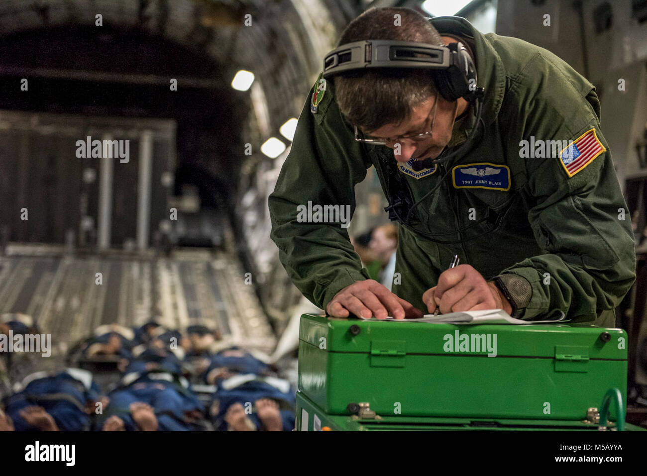 U.S. Air Force Tech. Le Sgt. Jimmy Blair, 156e Escadron d'évacuation aéromédicale, complète le traitement des enregistrements au cours d'une évacuation aéromédicale (AE) d'entraînement sur un C-17 Globemaster au cours du Sud, 2018 PATRIOT Gulfport, Mississippi, le 14 février 2018. L'AE a pour mission de fournir en temps critique, essentiels à la mission en route pour les soins aux patients, les soins médicaux, surtout pendant les situations de déploiement ou diaster. (U.S. Air National Guard Banque D'Images