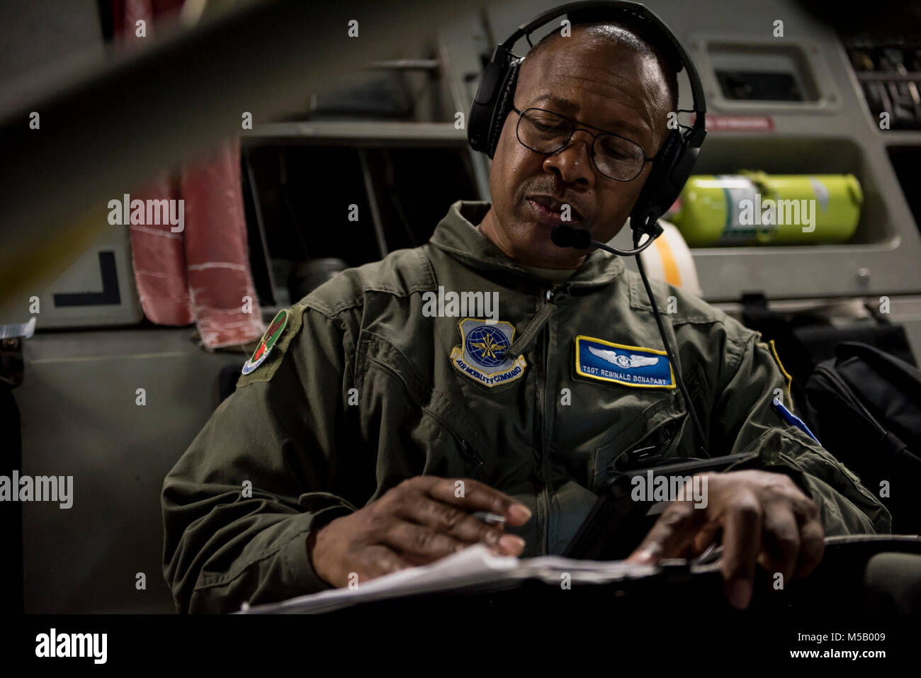 U.S. Air Force Tech. Le Sgt. Reginald Bonapart, 156e Escadron d'évacuation aéromédicale, complète le traitement des enregistrements au cours d'une évacuation aéromédicale (AE) d'entraînement sur un C-17 Globemaster au cours du Sud, 2018 PATRIOT Gulfport, Mississippi, le 14 février 2018. L'AE a pour mission de fournir en temps critique, essentiels à la mission en route pour les soins aux patients, les soins médicaux, surtout pendant les situations de déploiement ou diaster. (U.S. Air National Guard Banque D'Images