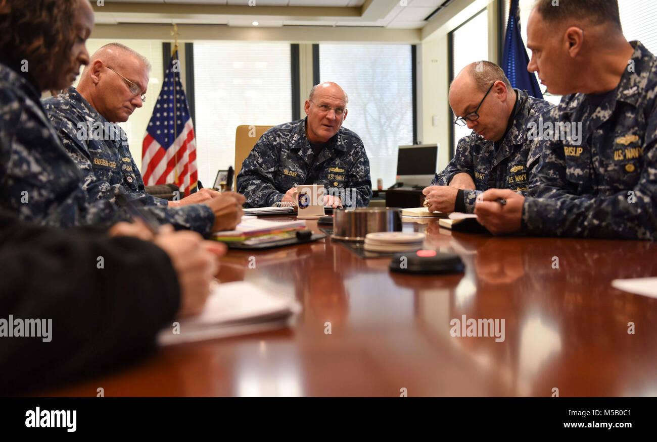 FORT GEORGE G. Meade, Maryland (12 décembre 2017) - Vice-amiral. Mike Gilday, commandant de la flotte américaine commande Cyber/U.S. 10e flottille (FAC/C10F), rencontre rencontre avec la commande Master Chief Dee Allen et chefs adjoints du personnel au cours d'un programme matin bref. La flotte américaine commande cybernétique est le commandement de la composante marine de Commandement stratégique américain et américain. Commande Cyber 10e aux États-Unis est le bras opérationnel de la flotte La flotte de commandement et Cyber exécute son mandat par un groupe de travail de la structure. (U.S. Navy Banque D'Images