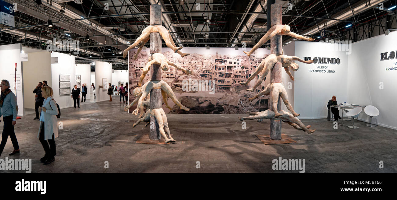 Madrid, Espagne - du 21 au 25 février 2018 : sculptures de Francisco Leiro sur le stand du journal El Mundo à la foire d'art contemporain ARCO à Madrid, Espagne Banque D'Images