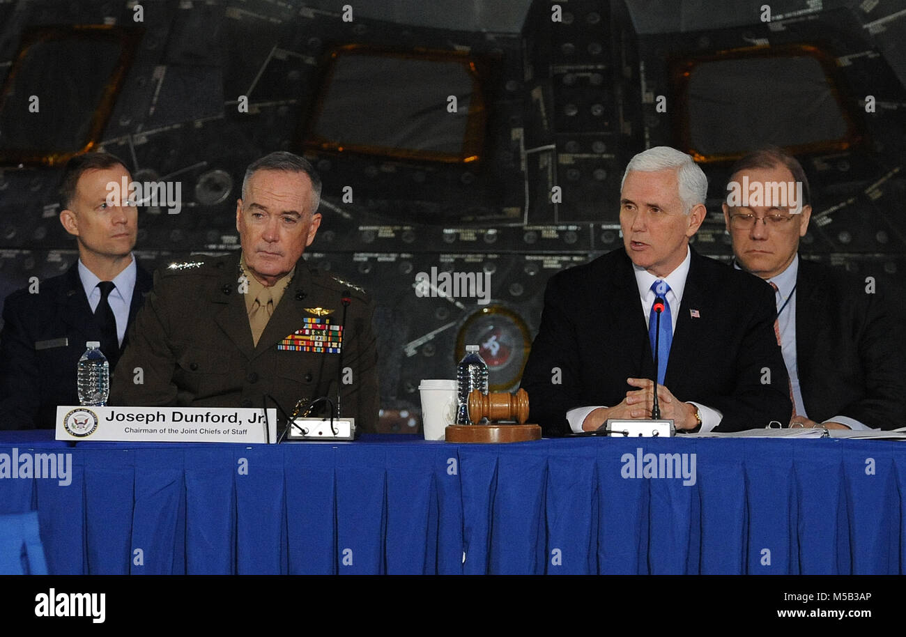 21 février 2018 - au Centre spatial Kennedy, en Floride, États-Unis - Vice Président américain Mike Pence (deuxième à droite) et le général Joseph Dunford, Jr., Président de l'état-major interarmées (deuxième à gauche) participer à la deuxième réunion du Conseil national de l'espace le 21 février 2018 au Centre spatial Kennedy en Floride. L'administration d'Atout a rétabli le conseil en juin 2017. (Paul Hennessy/Alamy) Banque D'Images