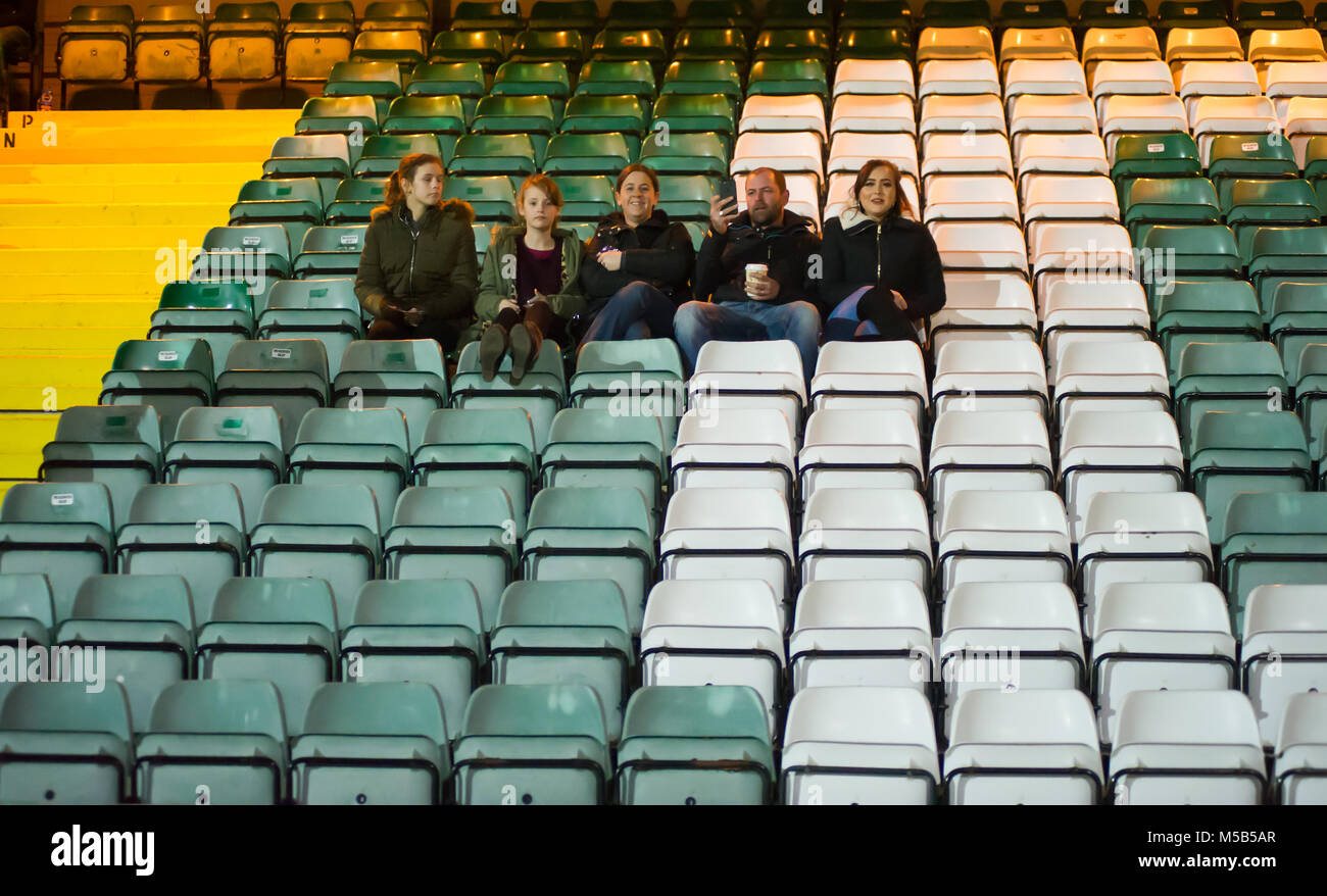 Yeovil, Somerset, Royaume-Uni. 21 février 2018, Huish Park, Yeovil, Angleterre : Supporters prendre leur place avant le match entre WSL Yeovil Town FC Mesdames et Mesdames Chelsea FC, à l'Huish Park Stadium - Accueil de Yeovil C.F. © David Partridge / Alamy Live News Banque D'Images