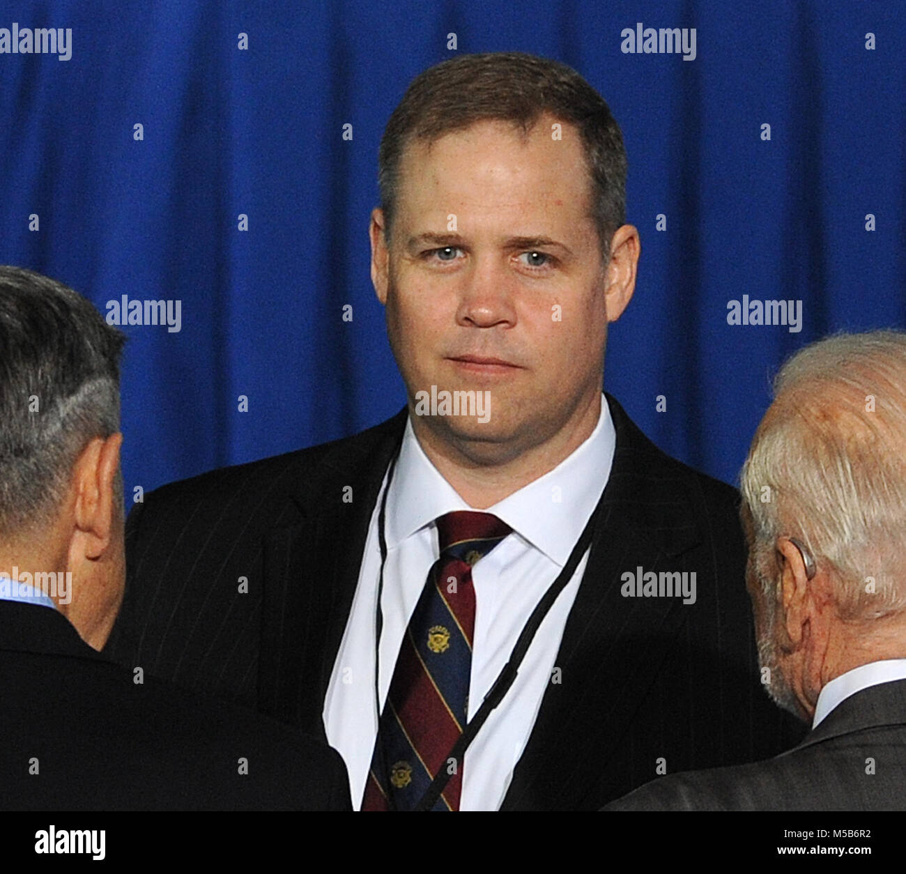 Le Kennedy Space Center, USA. 21 février 2018 - Membre du Congrès républicain Jim Bridenstine d'Oklahoma, le Président Donald Trump pour candidat controversé de l'administrateur de la NASA, parle avec les participants avant la deuxième réunion du Conseil national de l'espace, présidé par le Vice-président Mike Pence,. L'administration d'Atout a rétabli le conseil en juin 2017. Crédit : Paul Hennessy/Alamy Live News Banque D'Images