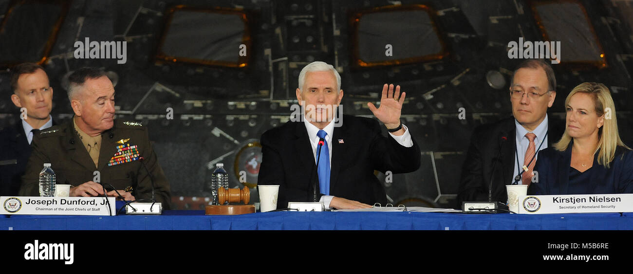 Le Kennedy Space Center, USA. 21 février 2018 - Vice Président américain Mike Pence, président du Conseil national de l'espace, les vagues comme il lève la deuxième réunion du groupe. Sont également sur la photo Chef d'état-major des armées le général Joseph Dunford, Jr. (deuxième à gauche) et le Secrétaire de la Sécurité intérieure des Kirstjen Nielsen (à droite). Crédit : Paul Hennessy/Alamy Live News Banque D'Images