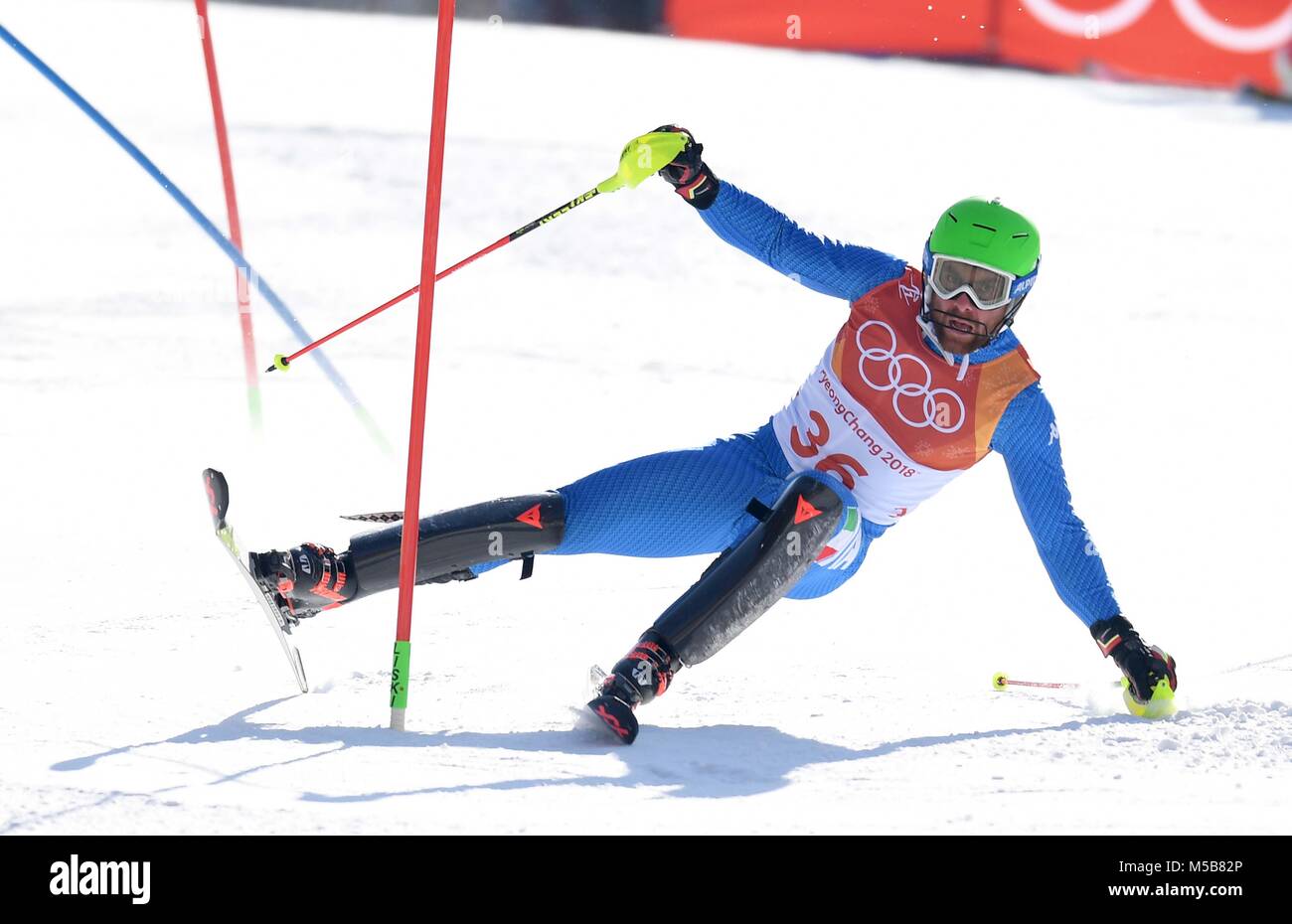 Pyeongchang, Corée du Sud. 22 Février, 2018. Riccardo Tonetti (ITA) falls. Mens slalom. Centre alpin de Yongpyong. Alpensia. Jeux Olympiques d'hiver de Pyeongchang 2018. République de Corée. 22/02/2018. Credit : Sport en images/Alamy Live News Banque D'Images