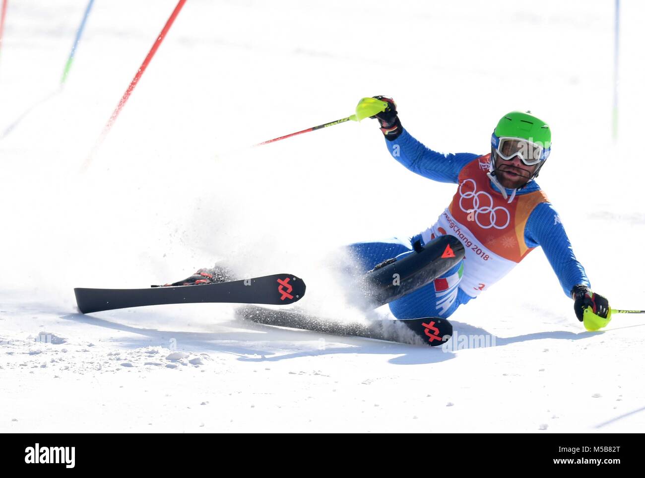 Pyeongchang, Corée du Sud. 22 Février, 2018. Riccardo Tonetti (ITA) falls. Mens slalom. Centre alpin de Yongpyong. Alpensia. Jeux Olympiques d'hiver de Pyeongchang 2018. République de Corée. 22/02/2018. Credit : Sport en images/Alamy Live News Banque D'Images