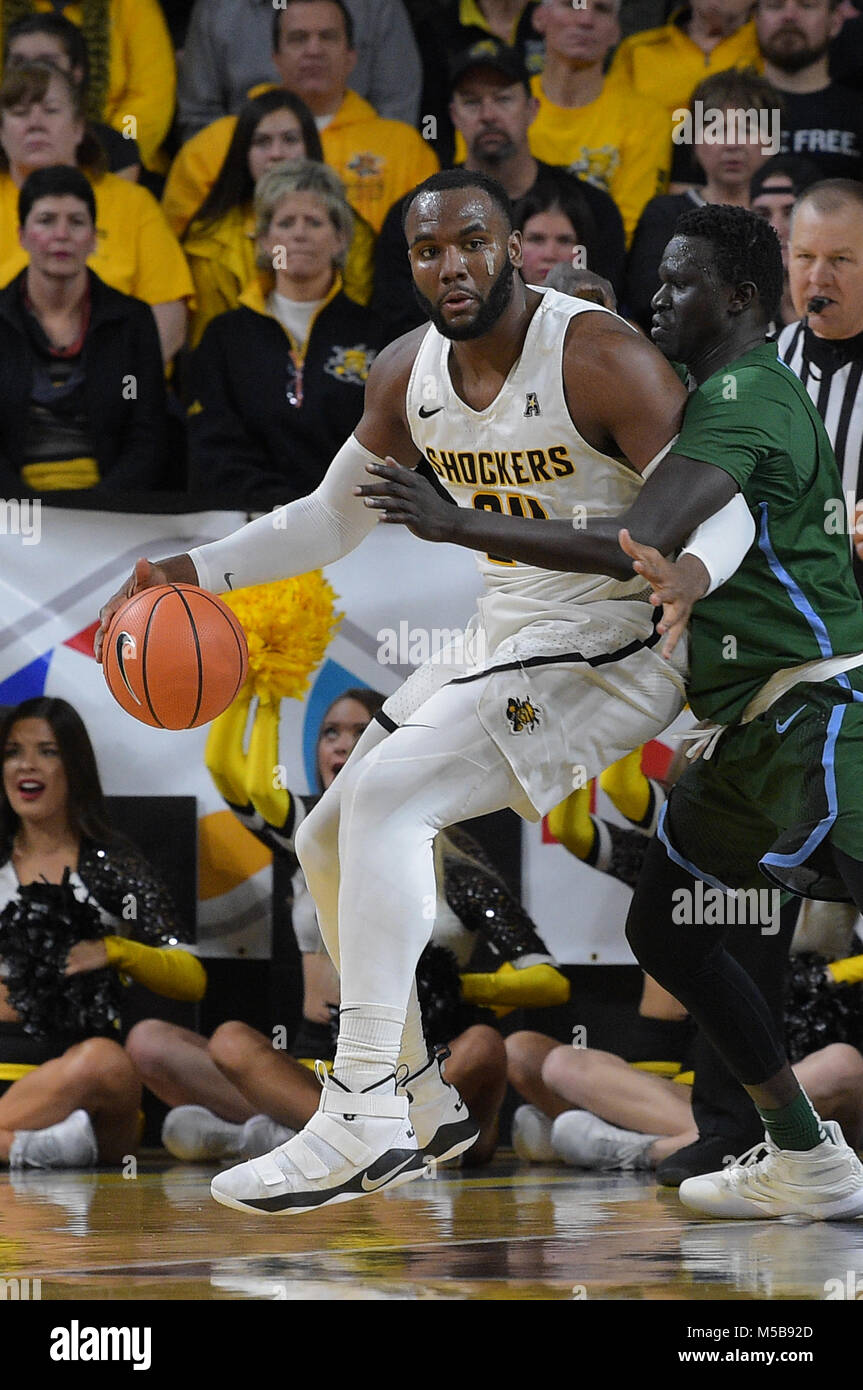 Wichita, Kansas, États-Unis. Feb 21, 2018. Wichita State Shockers Shaquille Centre Morris (24) fait un pas dans le poste au cours de la jeu de basket-ball de NCAA Tulane entre la Vague verte et le Wichita State Shockers à Charles Koch Arena de Wichita, Kansas. Kendall Shaw/CSM/Alamy Live News Banque D'Images