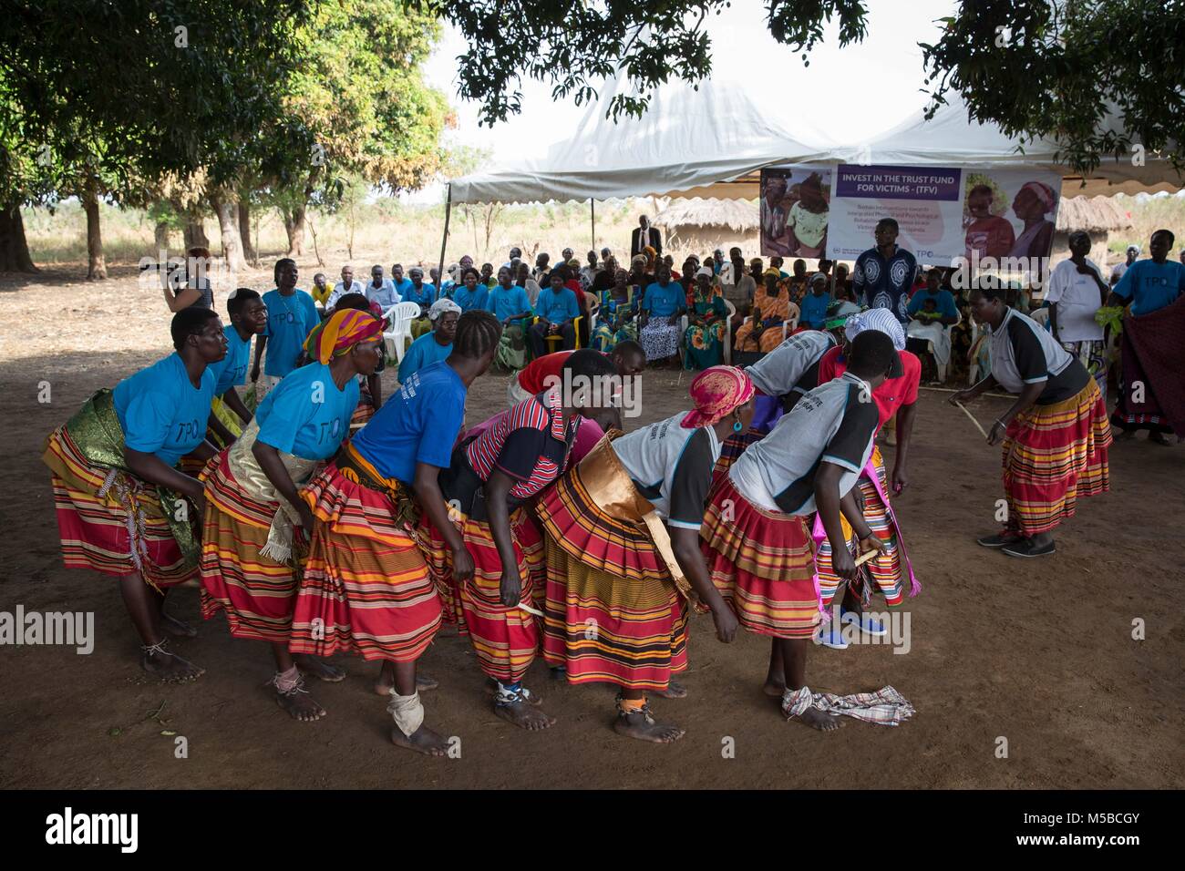 Awach, Gulu, en Ouganda. Feb 22, 2018. Les bénéficiaires de l'ICC à affectation spéciale pour les victimes la danse dans l'Awach lors d'une visite de suivi par des hauts fonctionnaires de La Haye. Credit : Sally Hayden/SOPA/ZUMA/Alamy Fil Live News Banque D'Images
