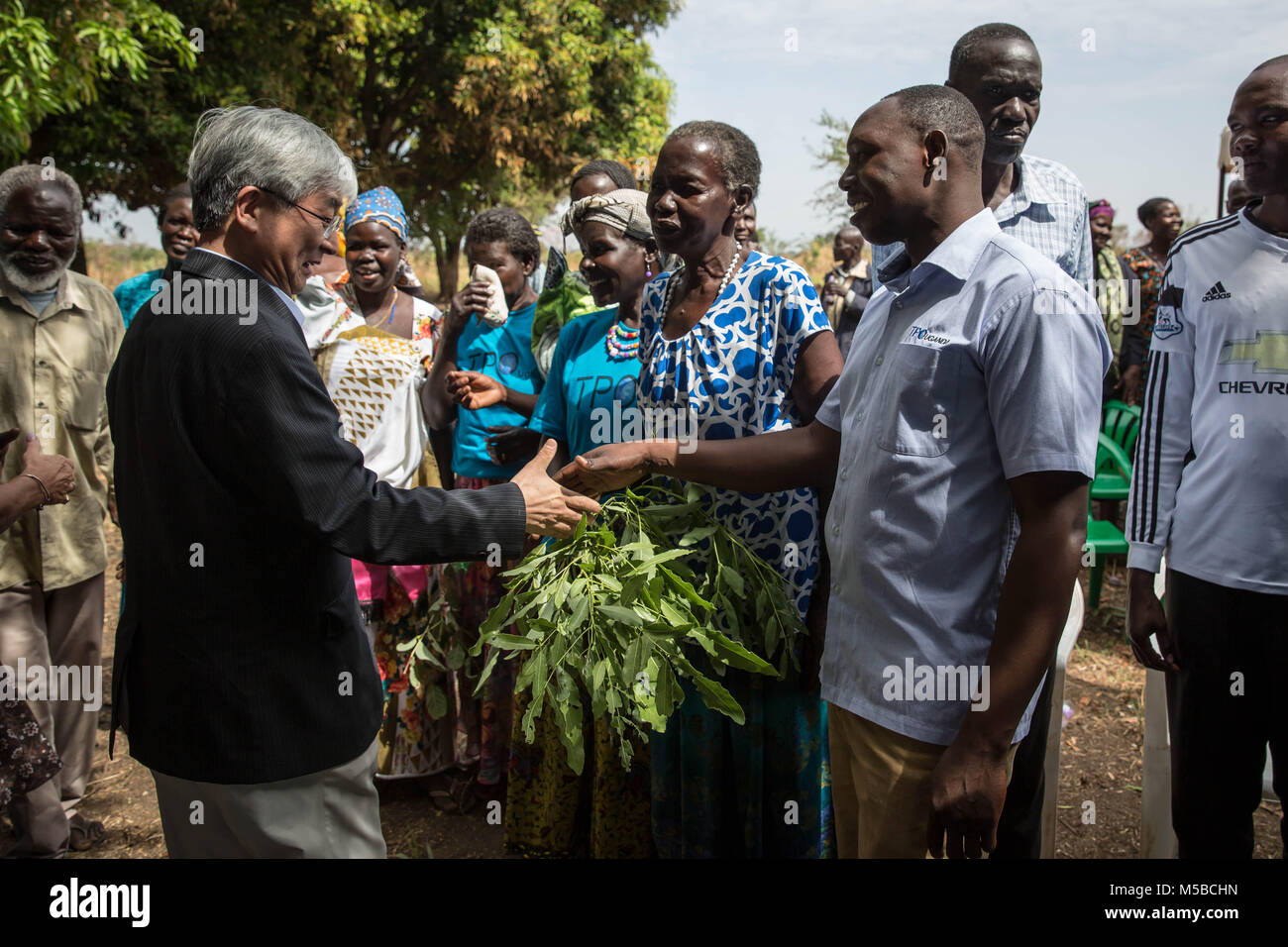 Awach, Gulu, en Ouganda. Feb 22, 2018. Le juge O-Gon Kwon, président de l'Assemblée des États Parties à la CPI, répond aux bénéficiaires du Fonds au profit des victimes en Awach. Credit : Sally Hayden/SOPA/ZUMA/Alamy Fil Live News Banque D'Images