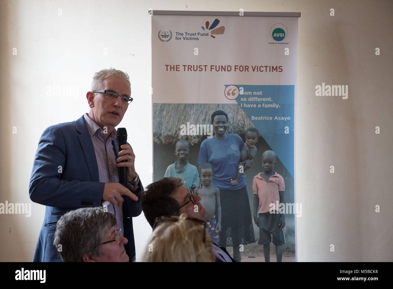 Awach, Gulu, en Ouganda. Feb 21, 2018. Kevin Kelly, ambassadeur d'Irlande vers les Pays-Bas, parlant de l'importance de la CPI en affectation spéciale pour les victimes. Credit : Sally Hayden/SOPA/ZUMA/Alamy Fil Live News Banque D'Images