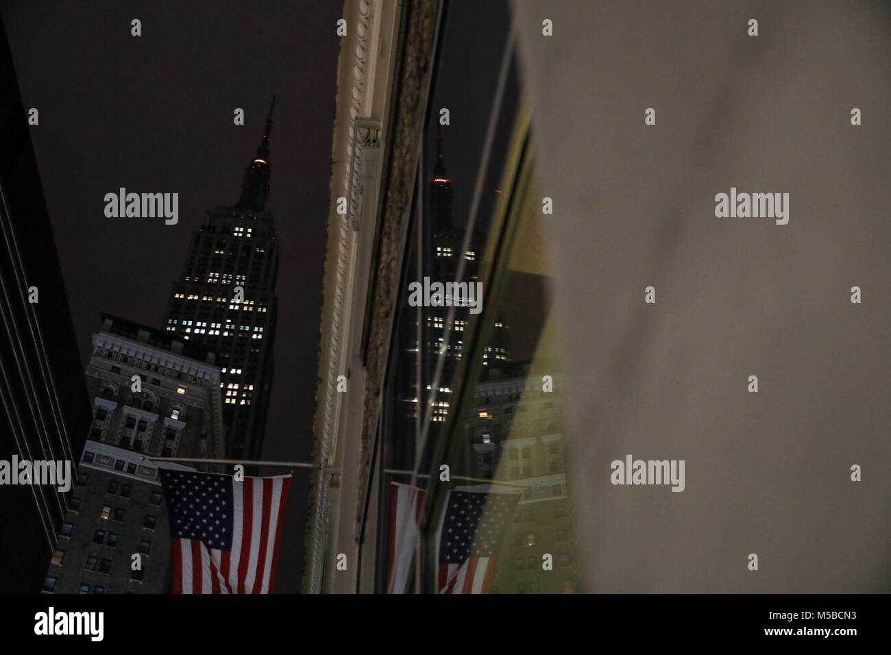 L'Empire State Building s'assombrit pour honorer les victimes de prise de parc en Floride, New York, USA - 22 février 2018 (Photo : WILLIAM VOLCOV/BRÉSIL PHOTO PRESSE) Banque D'Images