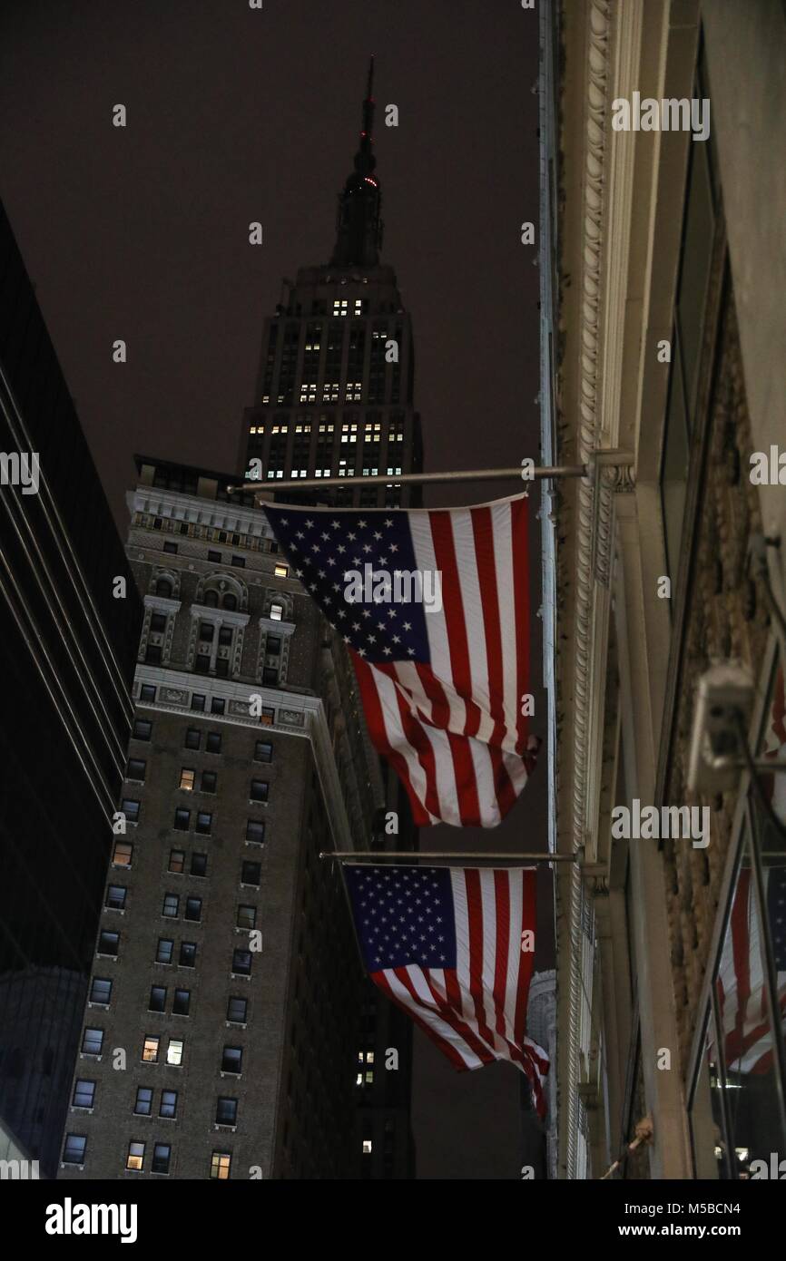 L'Empire State Building s'assombrit pour honorer les victimes de prise de parc en Floride, New York, USA - 22 février 2018 (Photo : WILLIAM VOLCOV/BRÉSIL PHOTO PRESSE) Banque D'Images