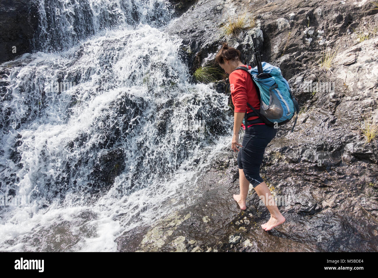 Female hiker de ralentissement en cascade dans la montagne Parc naturel de Tamadaba, Gran Canaria, Îles Canaries, Espagne Banque D'Images
