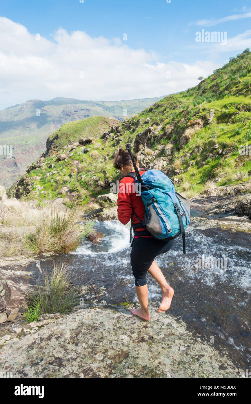 Female hiker de ralentissement en cascade dans la montagne Parc naturel de Tamadaba, Gran Canaria, Îles Canaries, Espagne Banque D'Images