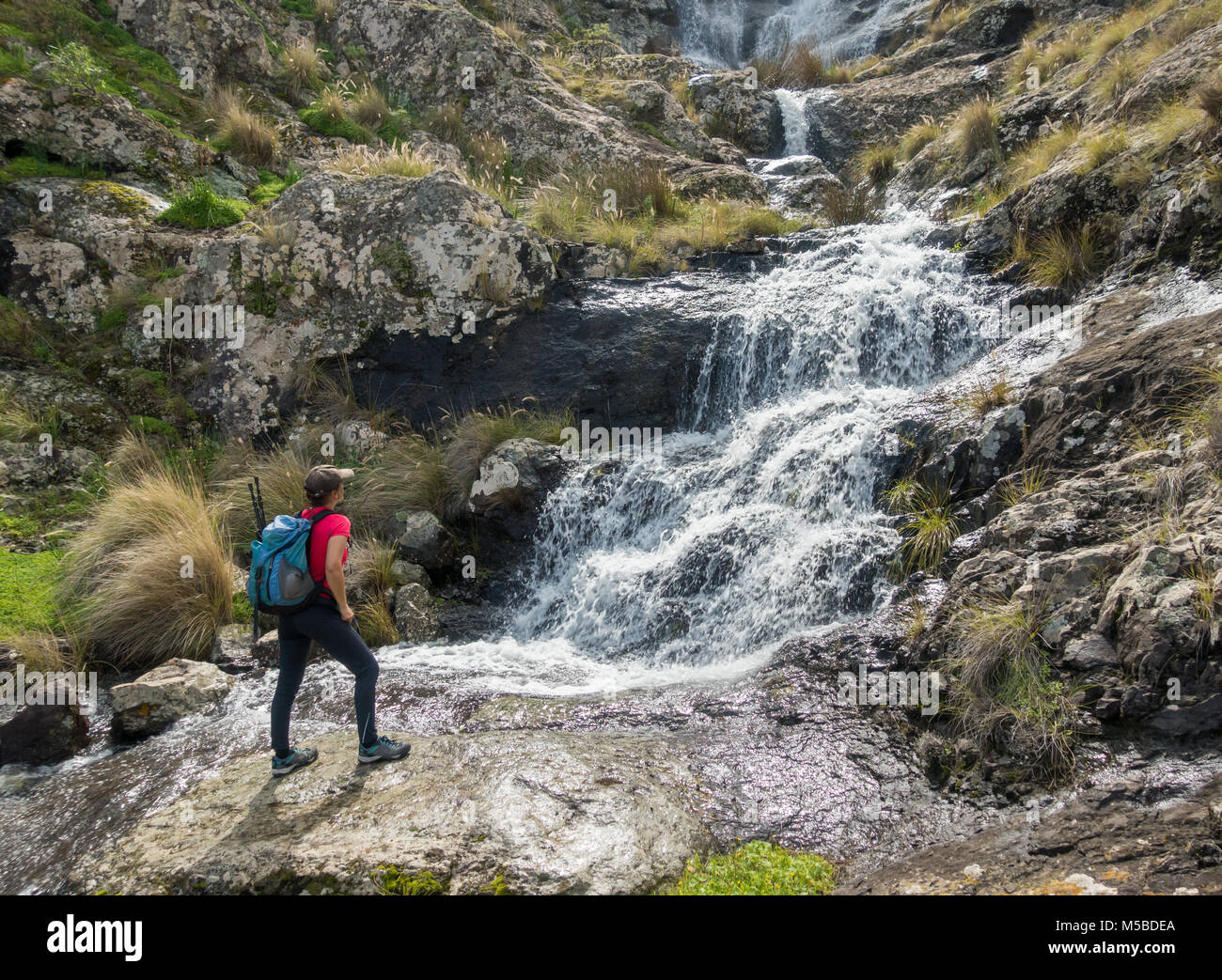 Randonnée femme près de mountain waterfall dans parc naturel de Tamadaba robuste sur la côte nord-ouest de Gran Canaria, Îles Canaries, Espagne Banque D'Images