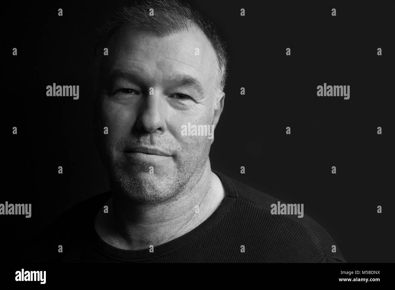 Touche bas noir et blanc portrait of middle-aged man Banque D'Images